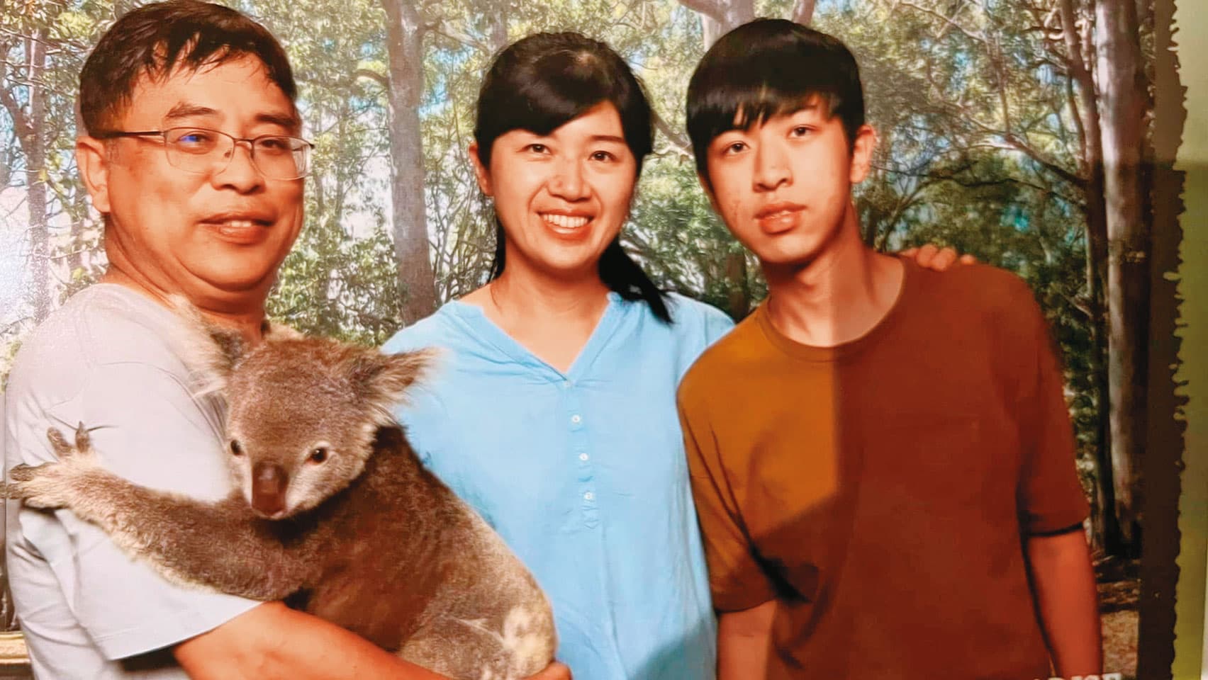 張國文(左)與太太(中)、兒子(右)。他在生意失敗時認識妻子,原以為癩蛤蟆追不到老婆,但太太被他的誠意打動。(張國文提供)