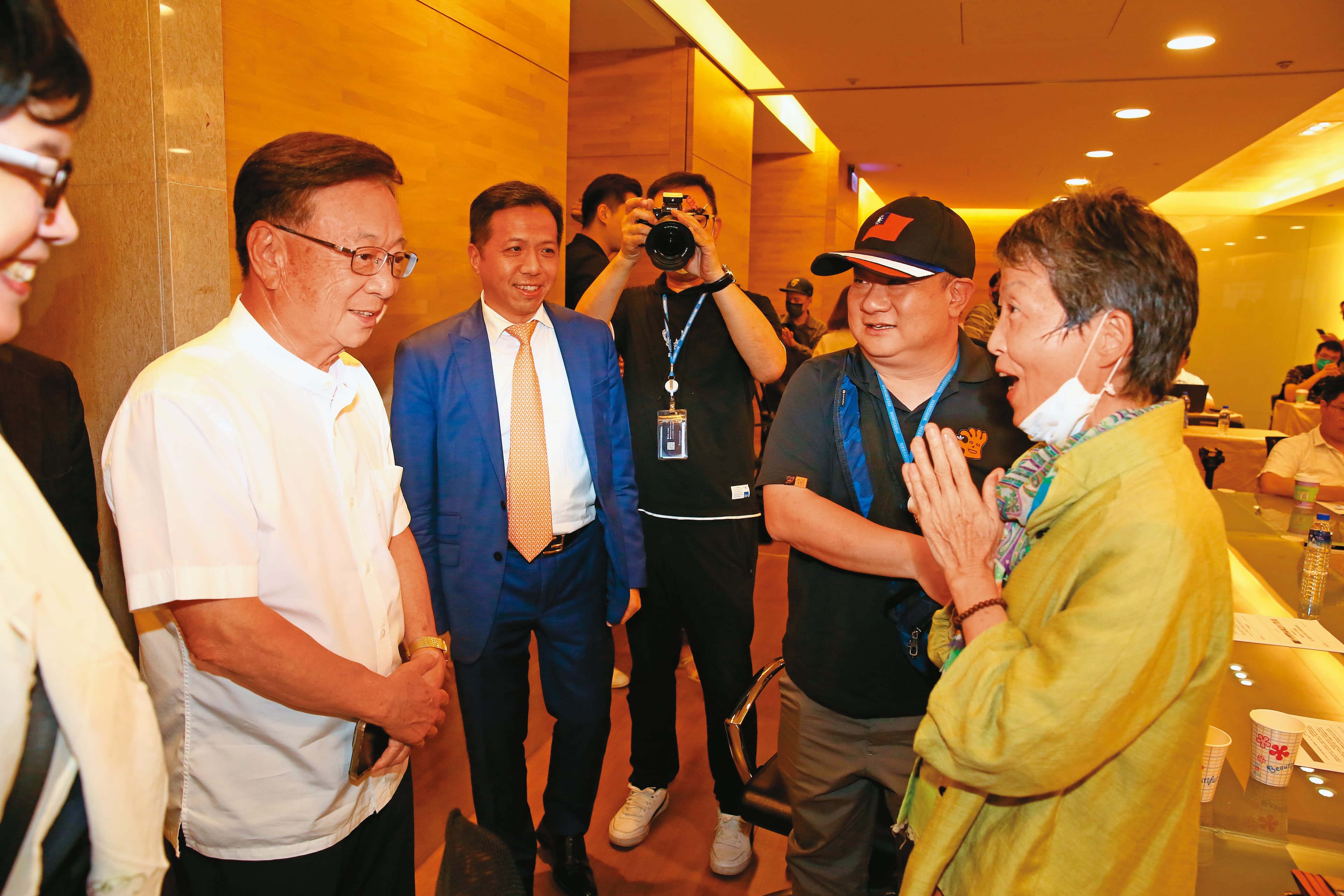 搶在再生醫療雙法通過前,宣明智(左)父子聯手宣布宣捷幹細胞興櫃掛牌,吸引投資人注意。