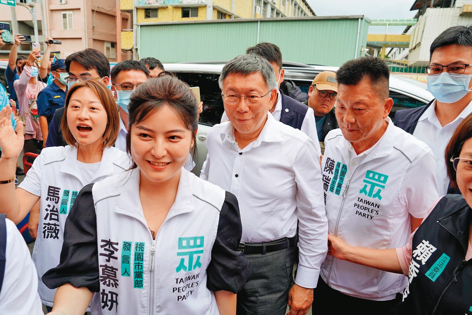 柯文哲（右2）近日聲勢逐漸上升，引發藍營憂心傳統選票流失。（柯文哲團隊提供）