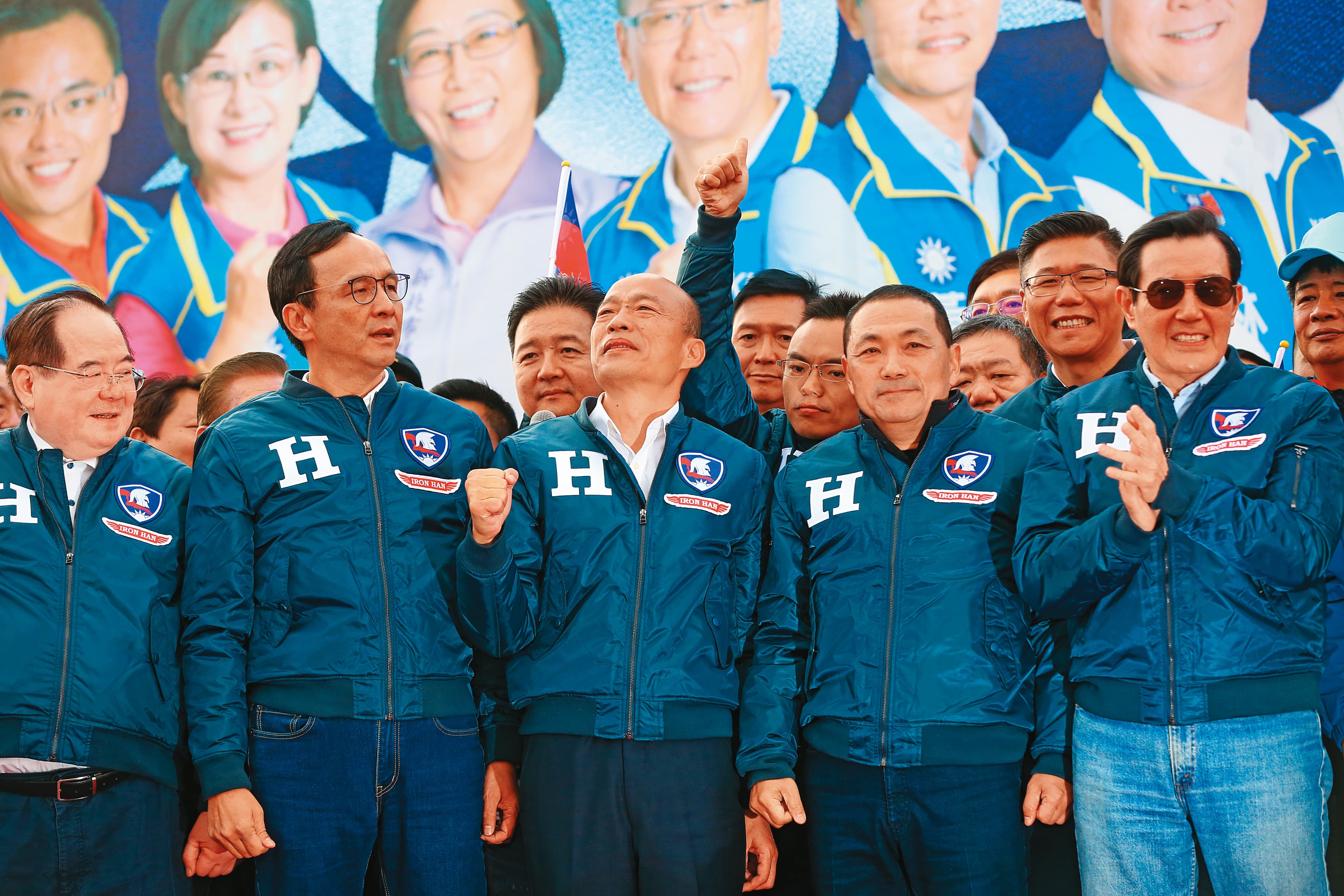 國民黨內普遍認為朱立倫（左）應接掌侯友宜（右）的操盤手，侯則要化解與韓國瑜（中）及深藍對他的歧見。圖為2019年韓選總統造勢。