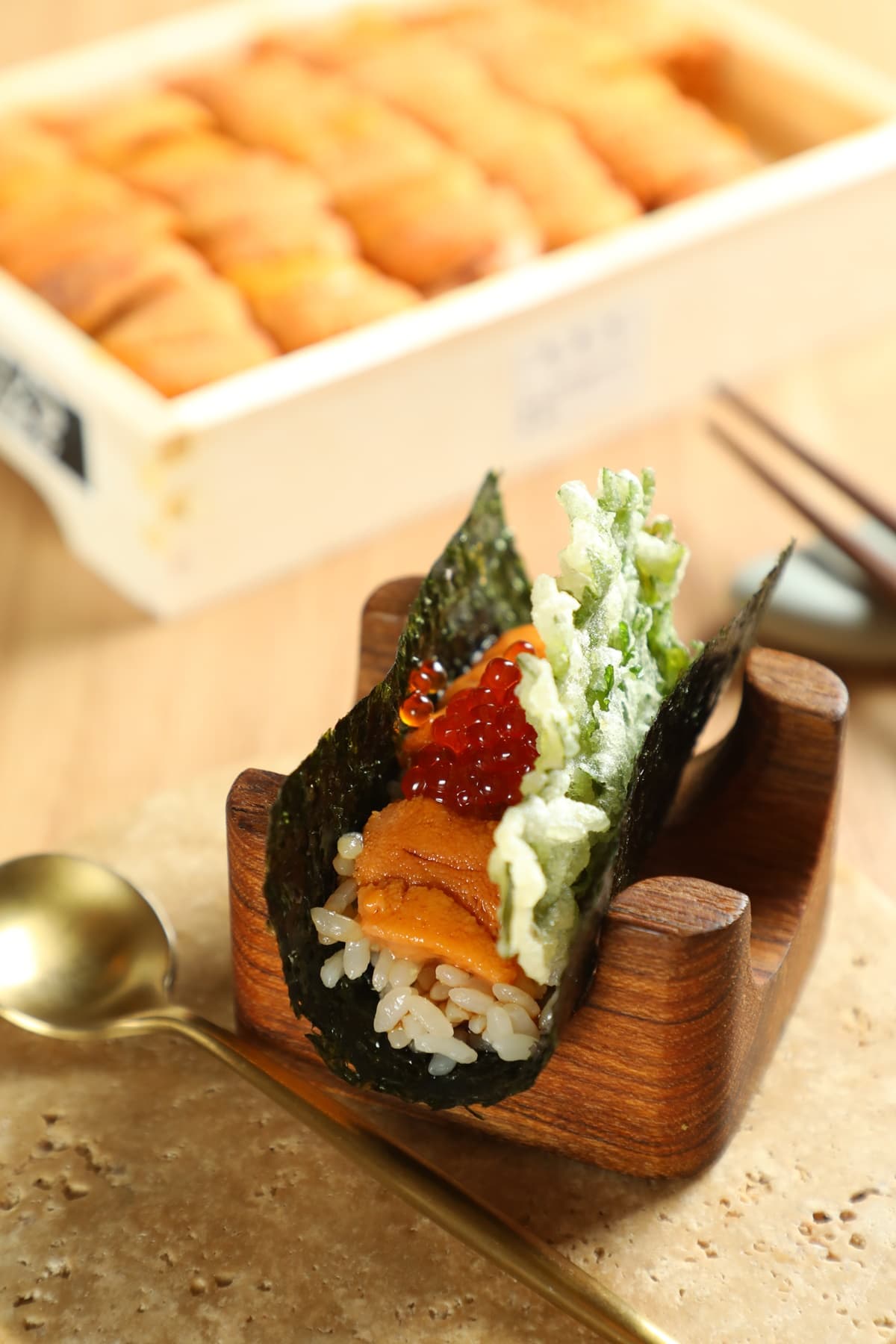 「UNI ROLL」以北海道海膽配上酥炸後的紫蘇葉,層次豐富。