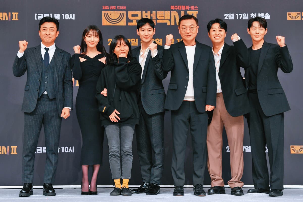 李帝勳(中)與張赫鎮(左起)、表藝珍、導演李丹、金義聖、裴侑藍、辛載夏出席《模範計程車》第2季記者會。(friDay影音提供)