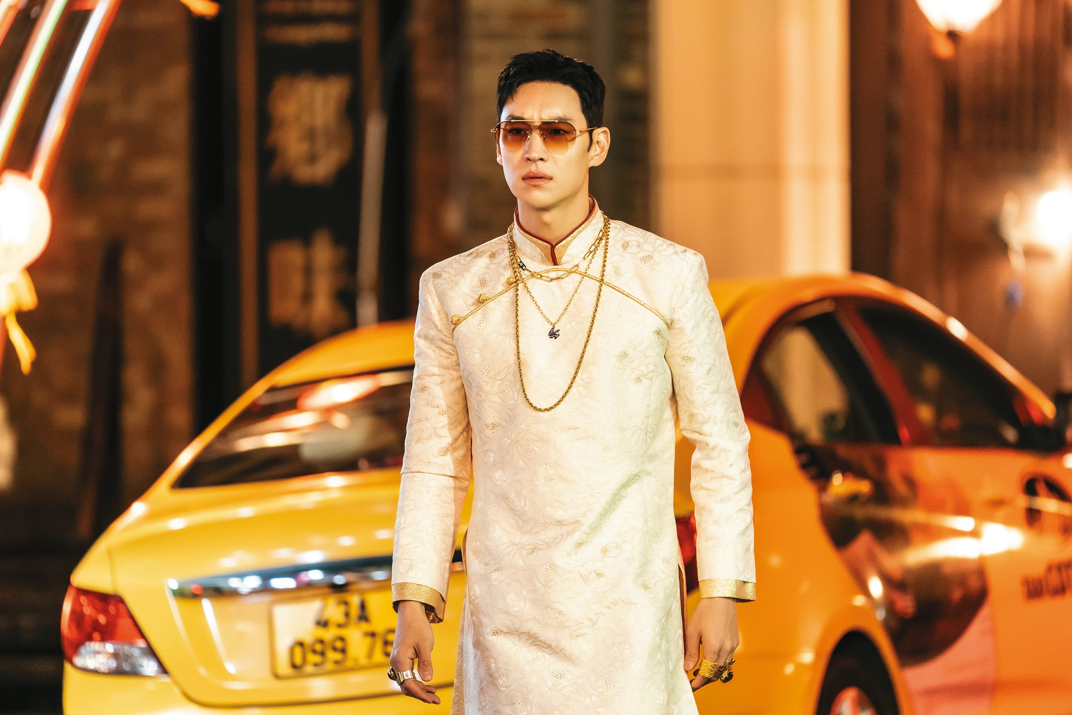 李帝勳遠赴越南拍攝時,還換上當地服飾,該集取材自震撼亞洲的柬埔寨人口販賣事件。(friDay影音提供)