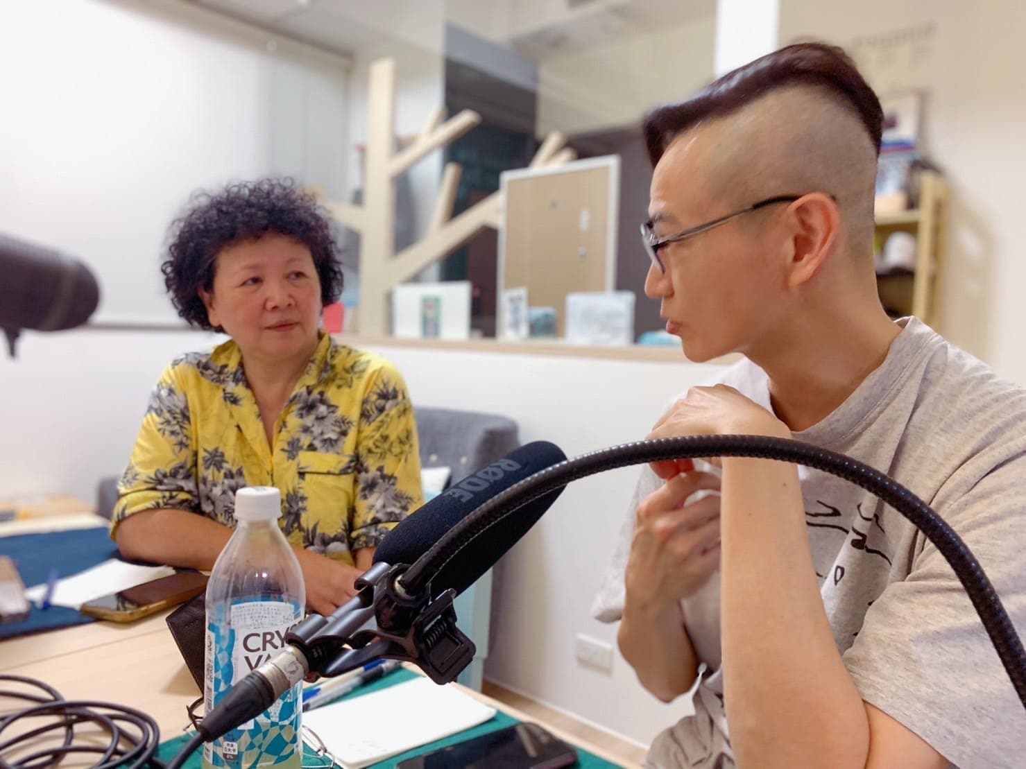 王琄(左)在大愛劇場《早點回家》飾演林嘉俐嚴格的表演老師;陳金煌曾出書描述演藝圈潛規則。(翻攝自「早點回家悄悄話」podcast)