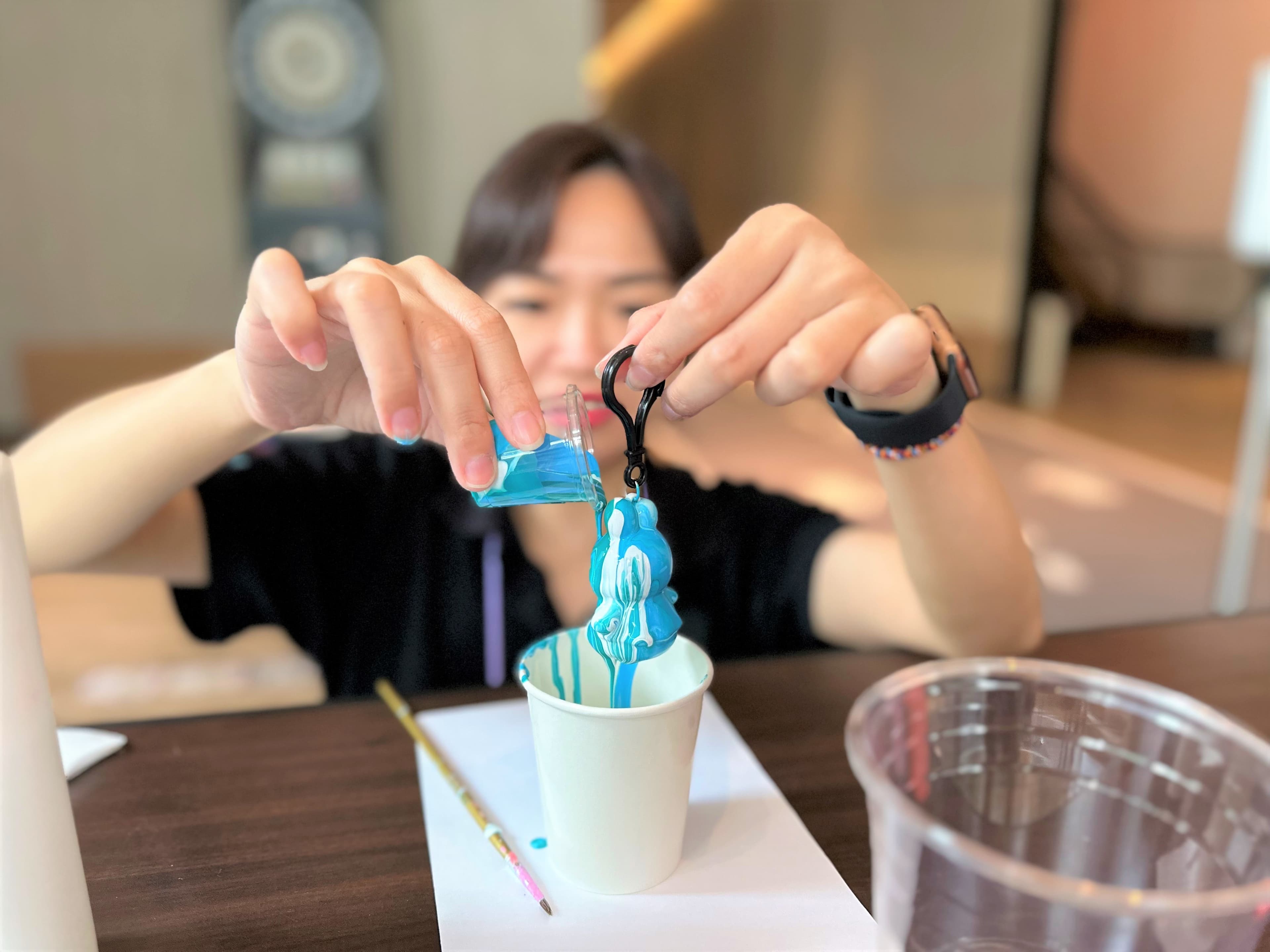 雨天備案可以在室內製作流體兔彩繪,當作紀念品。