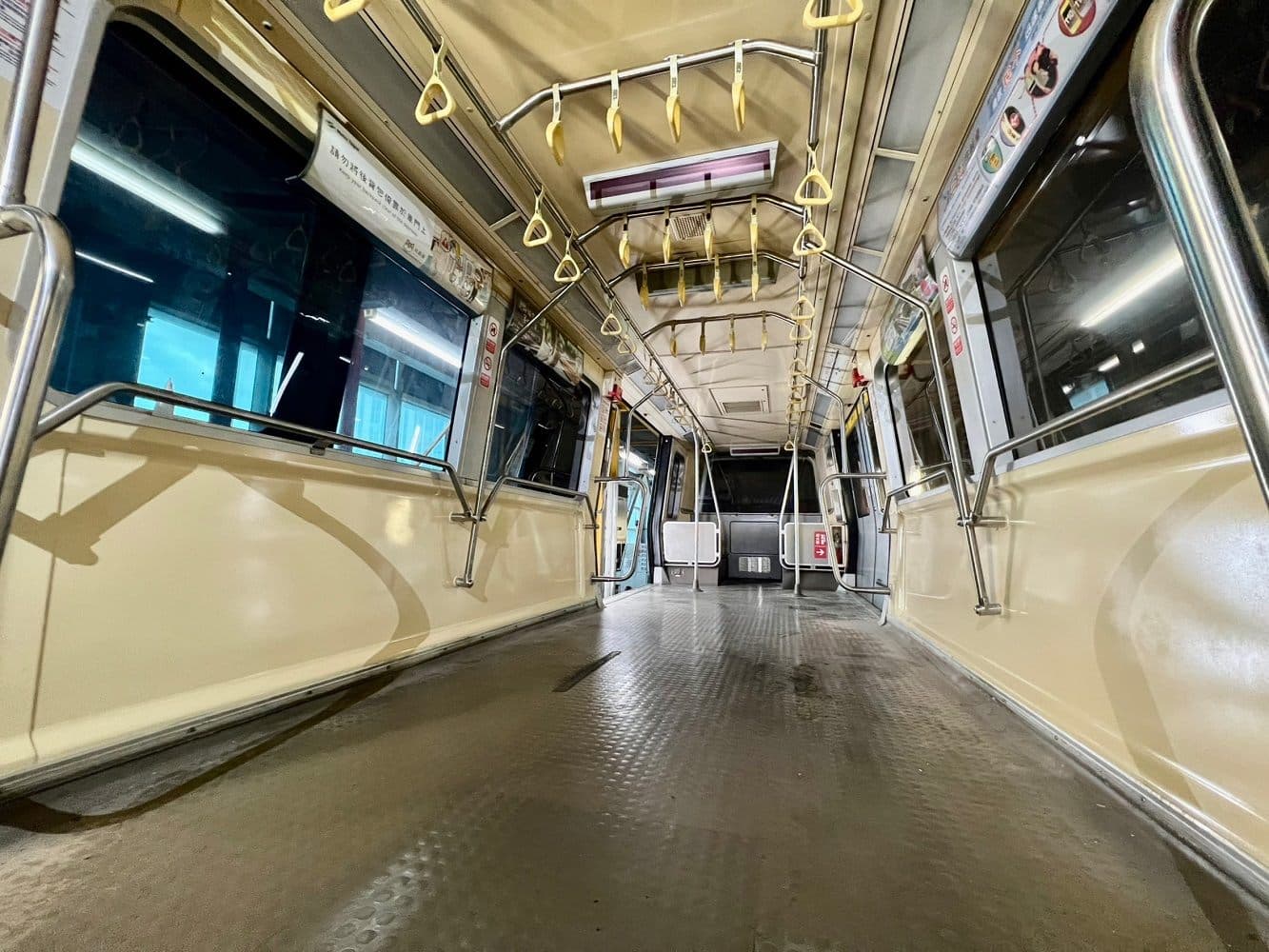 北捷試辦文湖線馬特拉車型改造,將第2、3節車廂中央座椅及行李架拆除。(北捷提供)