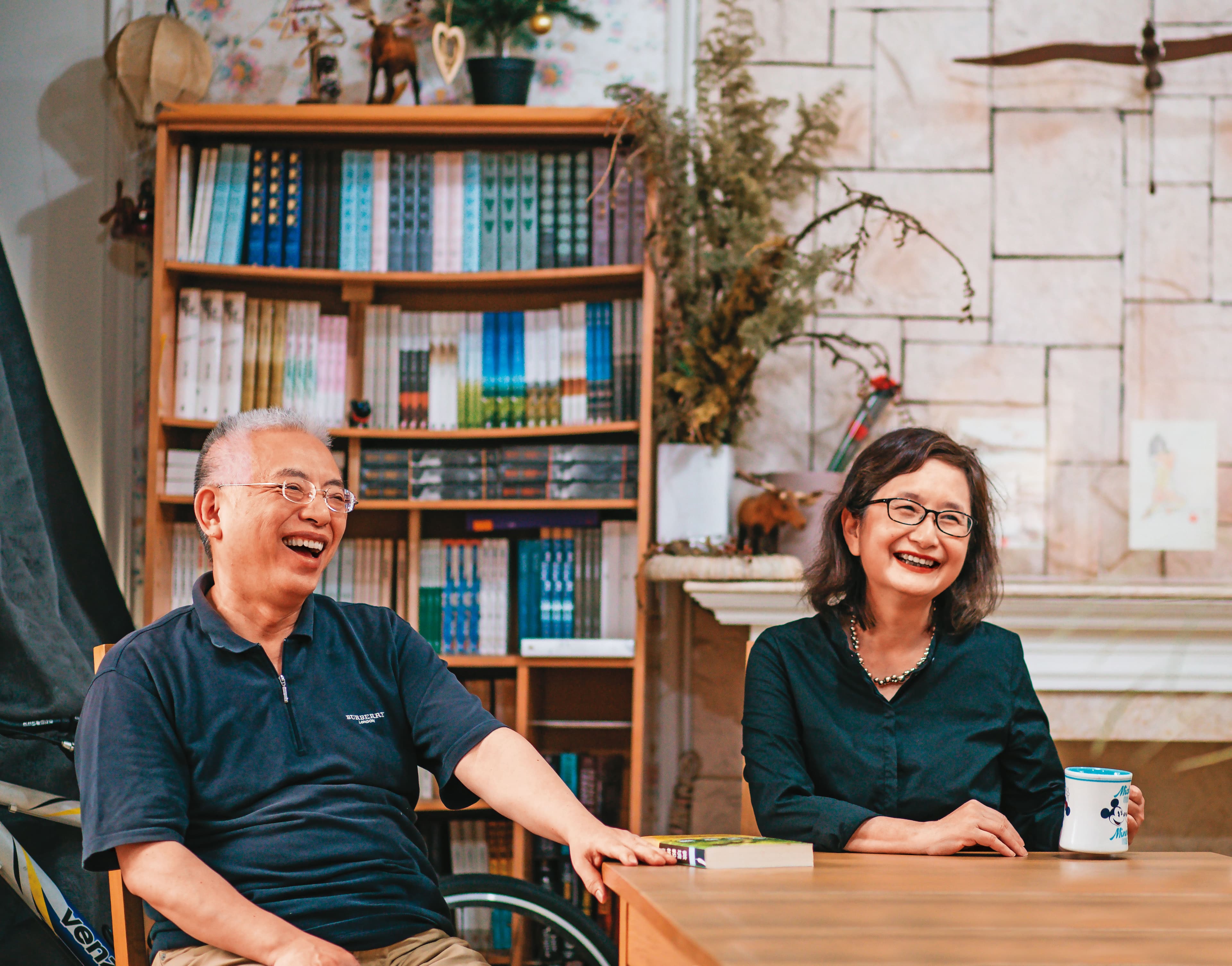 李靜宜(右)工作室和家中放滿她的藏書和翻譯作品,大多由她先生連正世(左)負責整理,但連正世自稱:「我只是打雜的。」