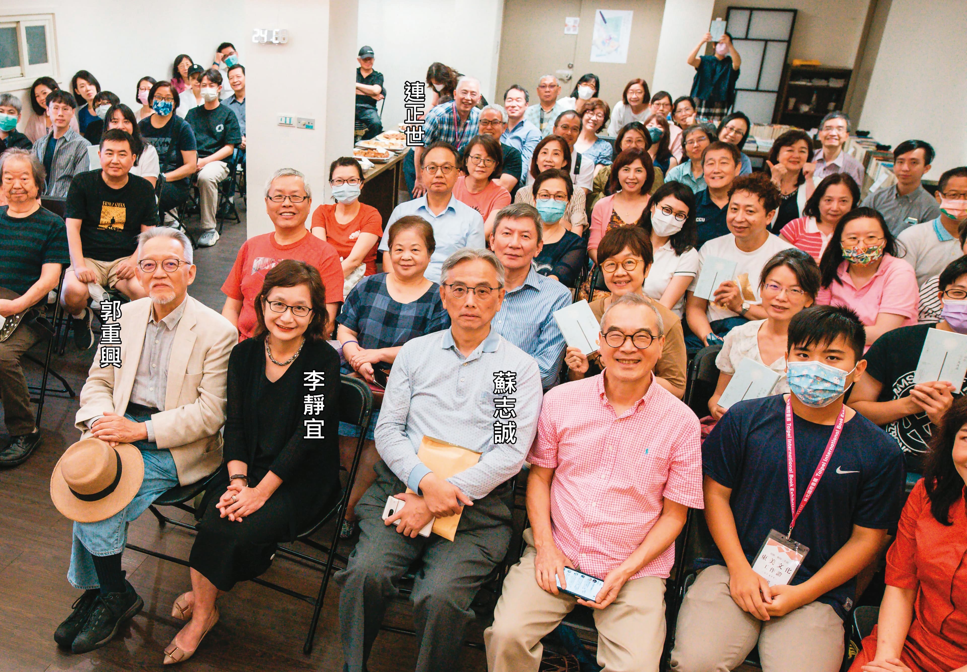 6月11日,李靜宜以「同樂會」形式舉辦新書發表會,她右側持帽者是讀書共和國集團社長郭重興,左側是前總統府祕書室主任蘇志誠、遠流出版董事長王榮文。後門前著綠格衫者,是她先生連正世。