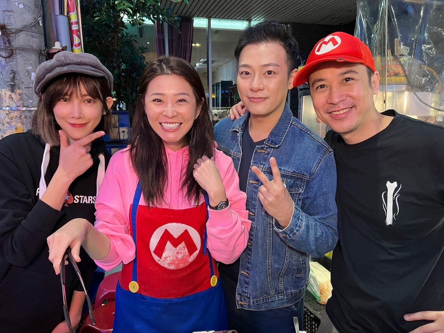 吳懷中(右)和小龜(左)在樂華夜市擺攤,李燕和林則希都曾去捧場。(翻攝自臉書)