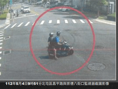 檢方公布監視器畫面,顯示2人於辦理完結婚登記後,夏男騎乘機車搭載賴男返回案發社區。(台中地檢署提供)