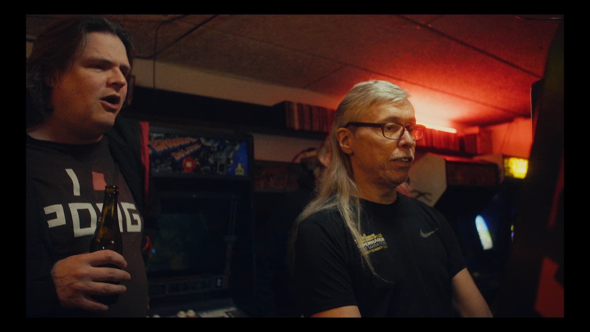 《100小時遊戲連打挑戰》描述丹麥遊戲機台傳奇玩家金姆,在一群遊戲宅友幫助下,想刷新世界紀錄。(公視提供)