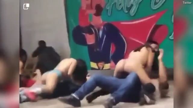 父親節活動請來脫衣舞孃,對爸爸們做出性暗示動作。(翻自《每日郵報》)
