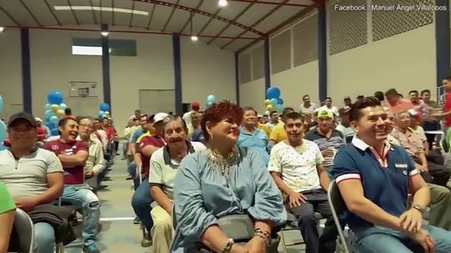 現場還有不少人妻與地方媽媽。(翻自《每日郵報》)