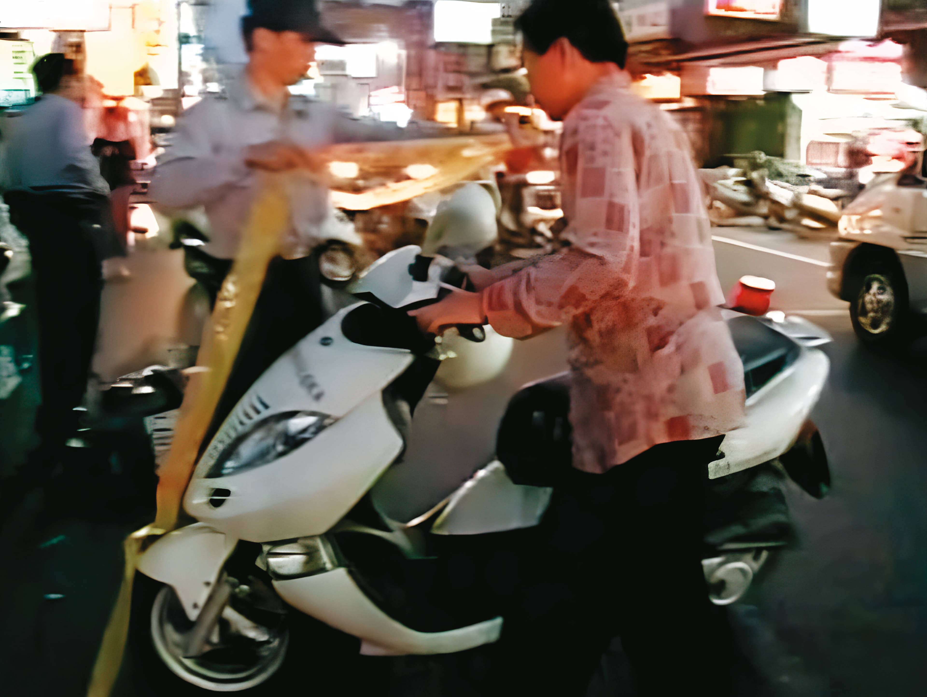 數日內連奪2命的凶手黃賢正,犯案後躲到彰化,以機車代步,後遭警方圍捕落網。(東森新聞提供)