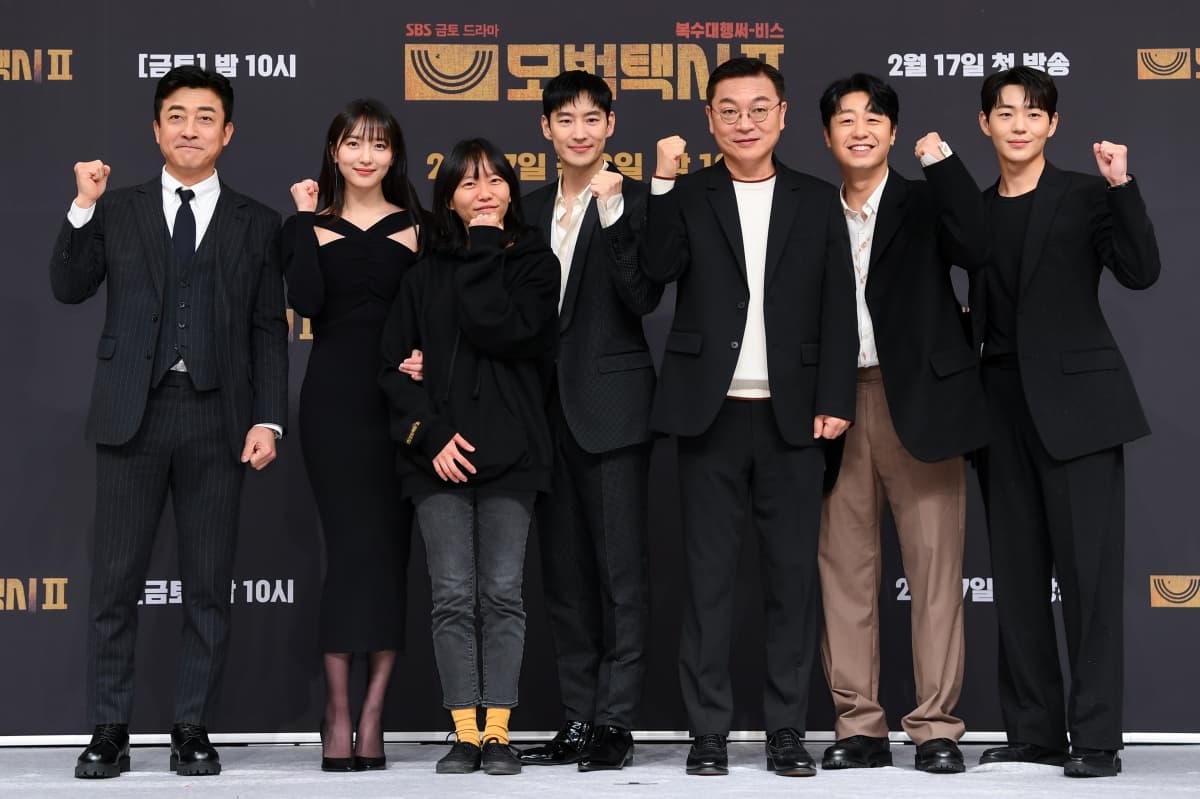 李帝勳(中)與張赫鎮(左起)、表藝珍、導演李丹、金義聖、裴侑藍、辛載夏出席《模範計程車》第2季記者會。(friDay影音提供)