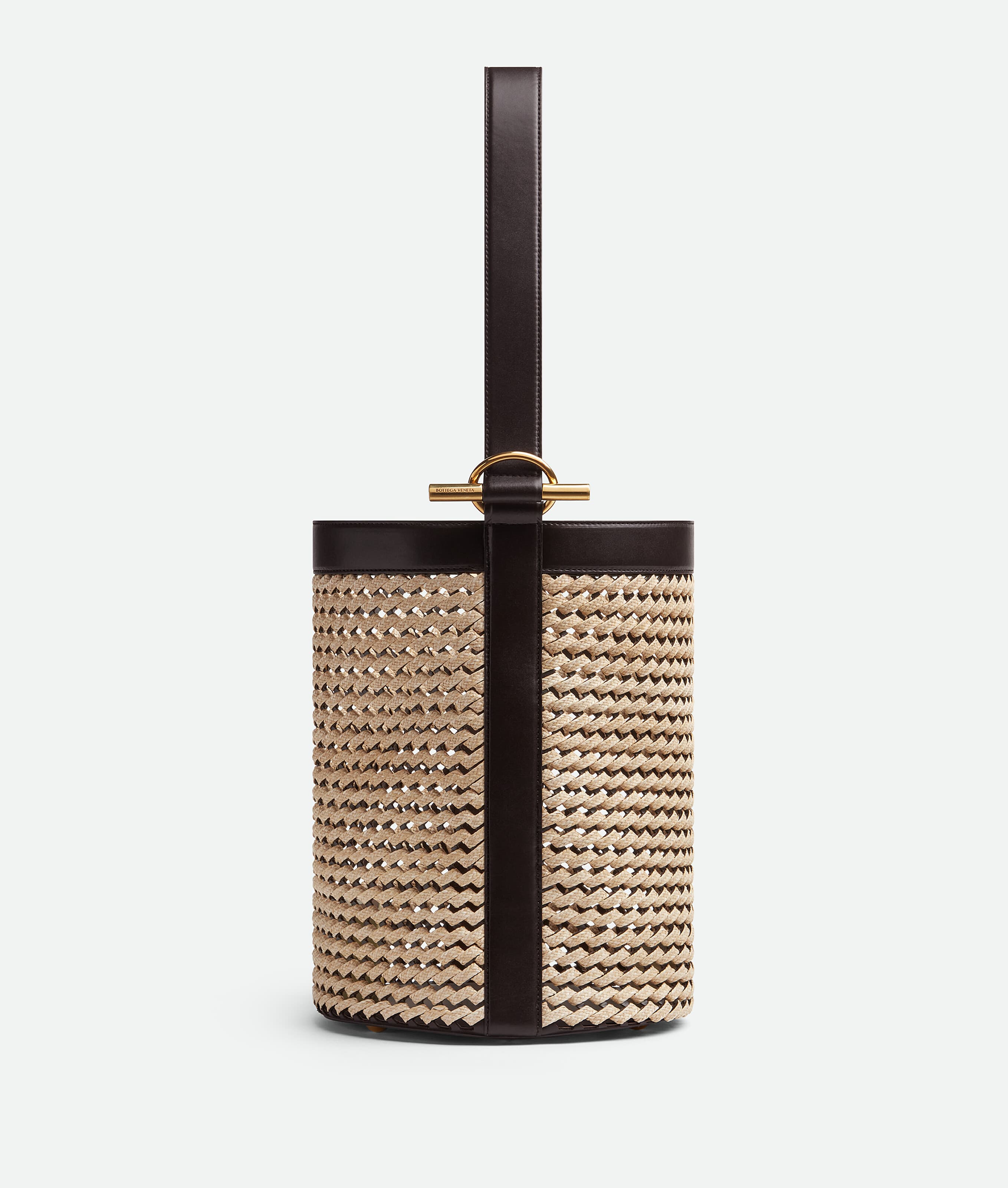 JJ拉菲草編織肩背包。NT$111,400(BOTTEGA VENETA提供)