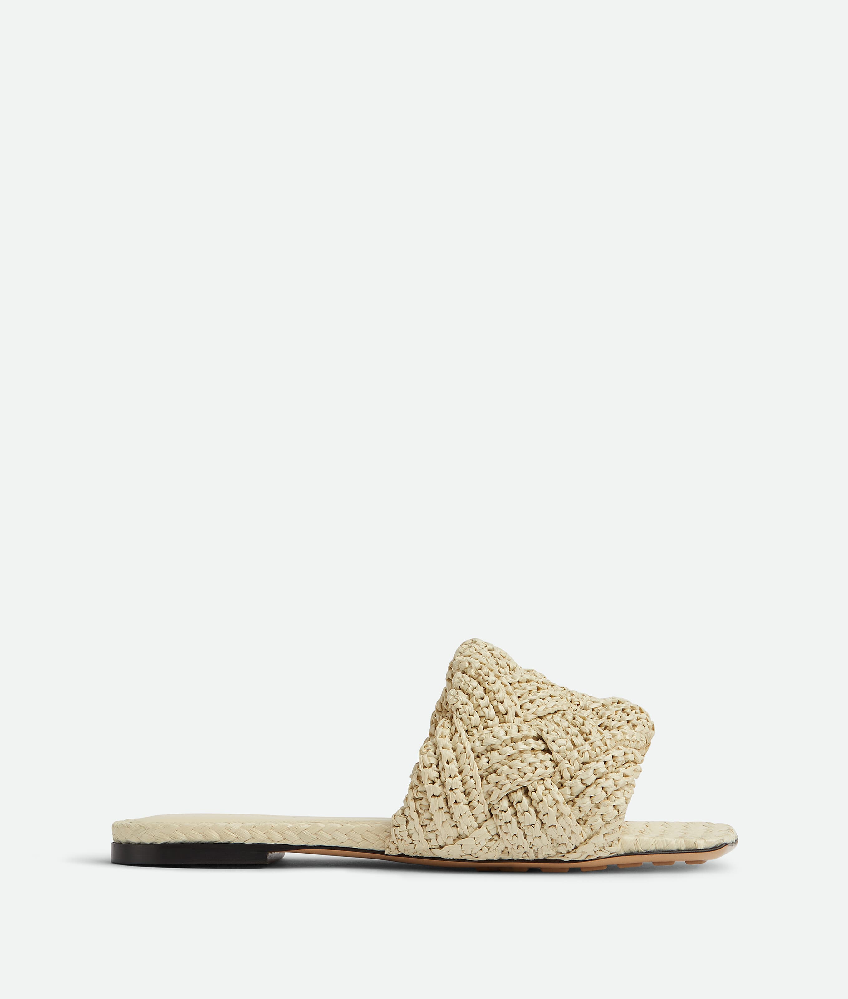 白色Lido拉菲草編織涼鞋。NT$42,900(BOTTEGA VENETA提供)