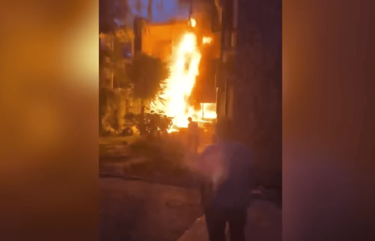 燒烤店1樓的瓦斯罐先爆炸,隨後引燃2樓的天然氣管道,現場冒出熊熊火勢。(翻攝自中國真實故事YouTube)