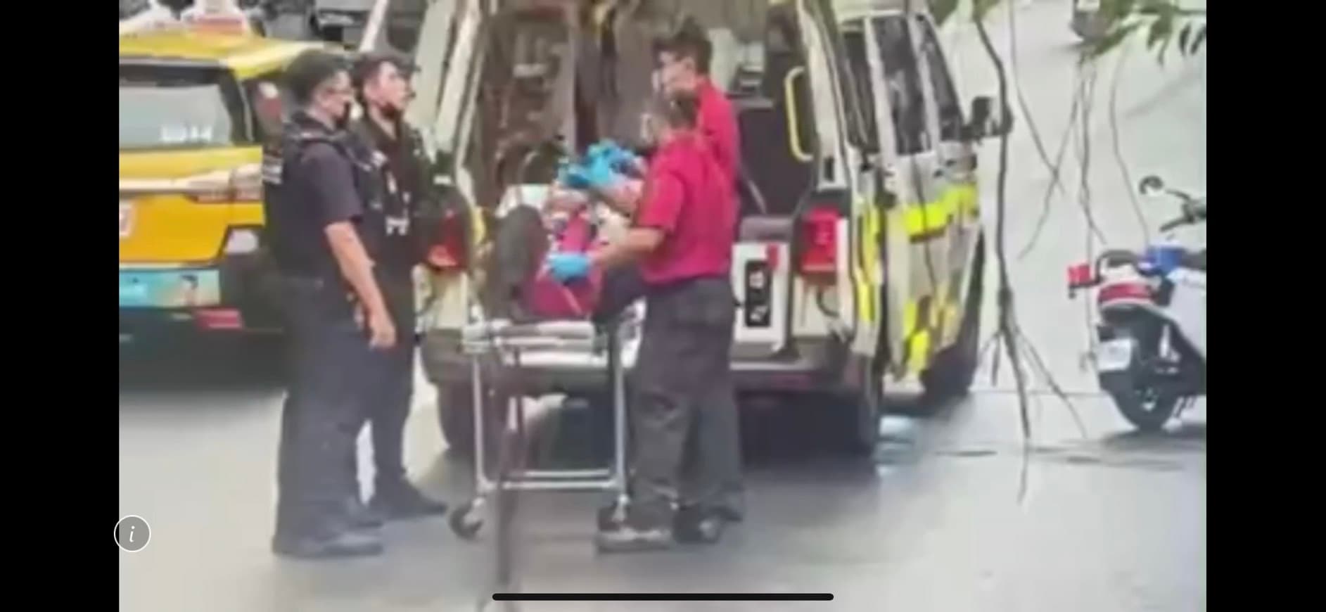 警消到場協助頭被打破的毛男送醫。(翻攝畫面)