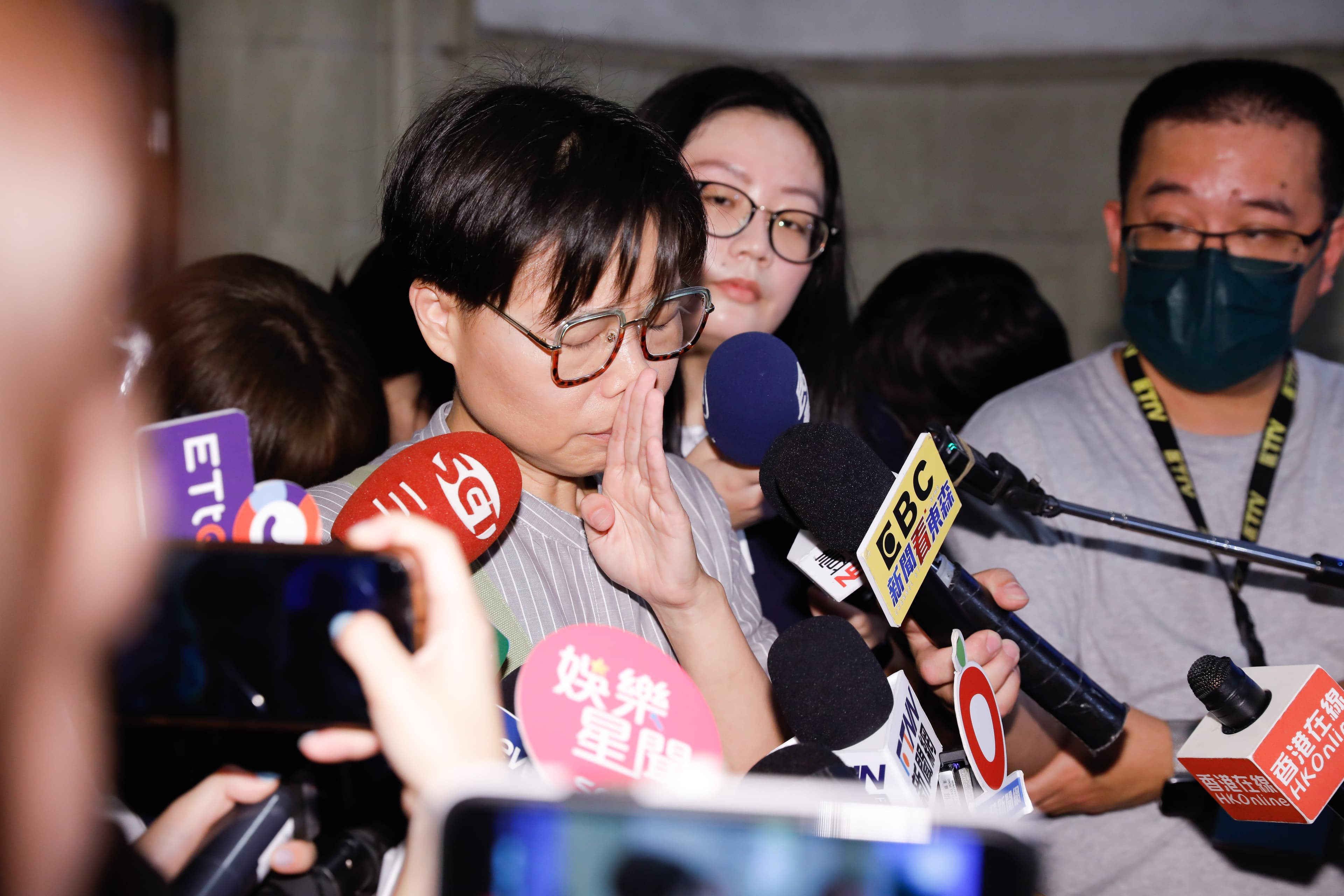 講到激動處，黃舒湄多次情緒失控、潸然淚下。