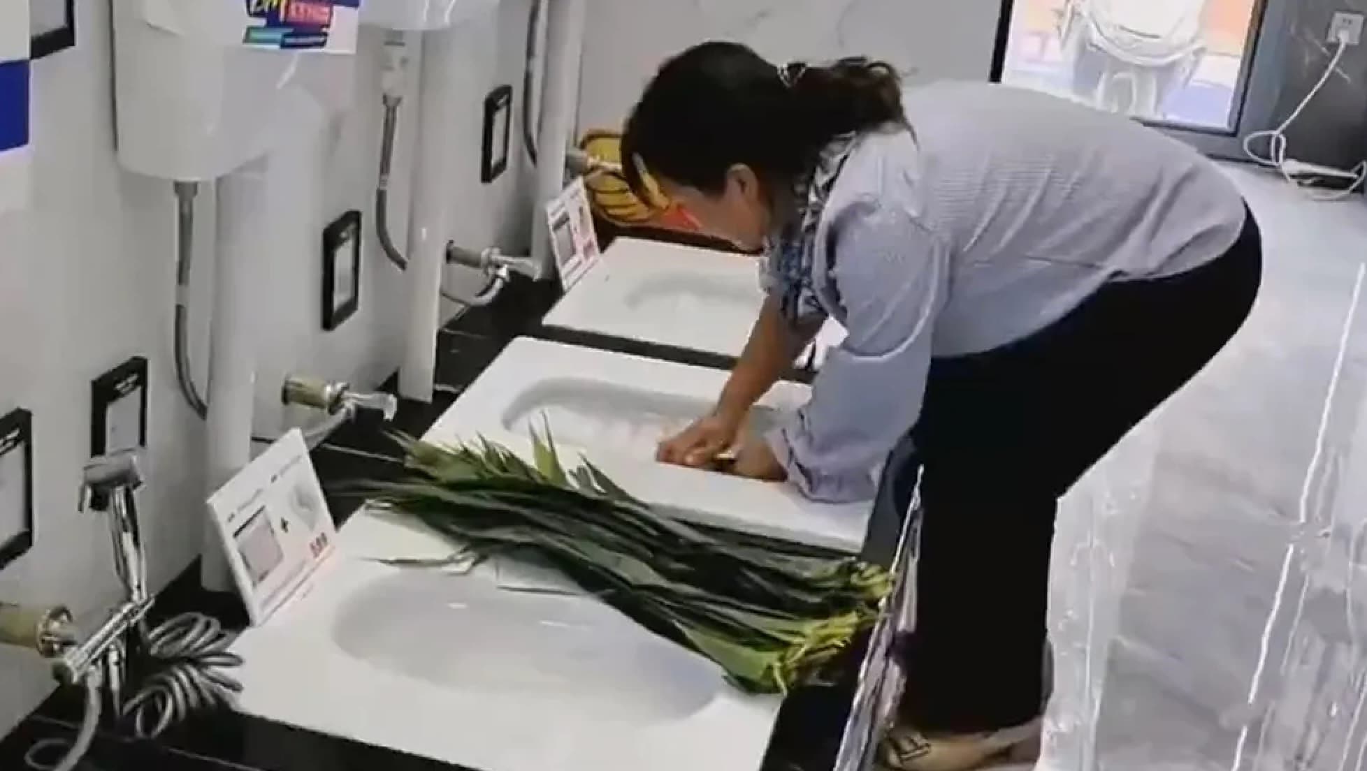 店家喊冤強調，洗粽葉的是「沒用過的展示品」，另外使用的水源也是從水箱提供。（翻攝自微博）
