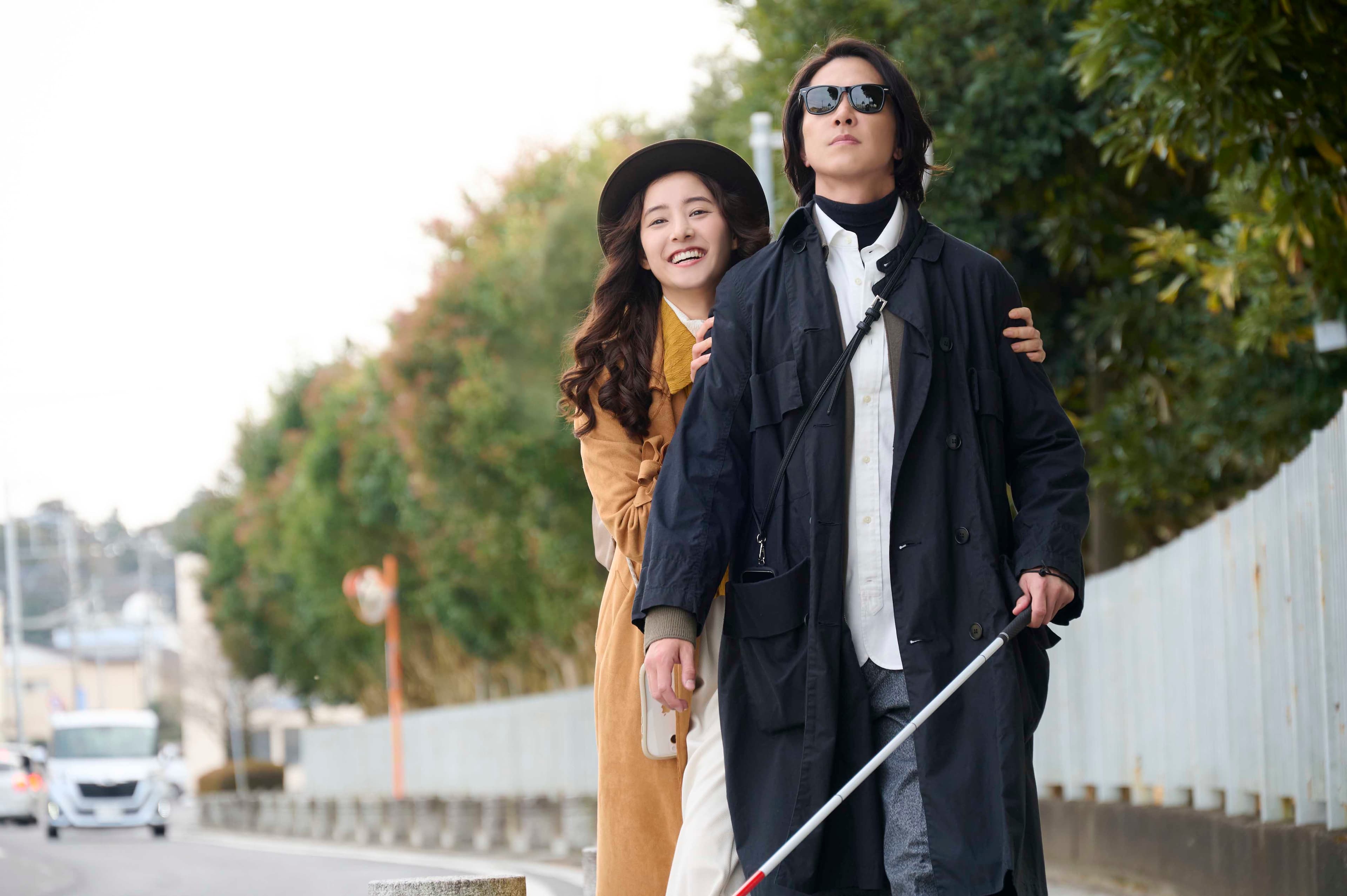 山下智久在電影《SEE HEAR LOVE 看不見聽不見也愛你》扮演盲人,與新木優子譜純愛戀曲。(天馬行空提供)
