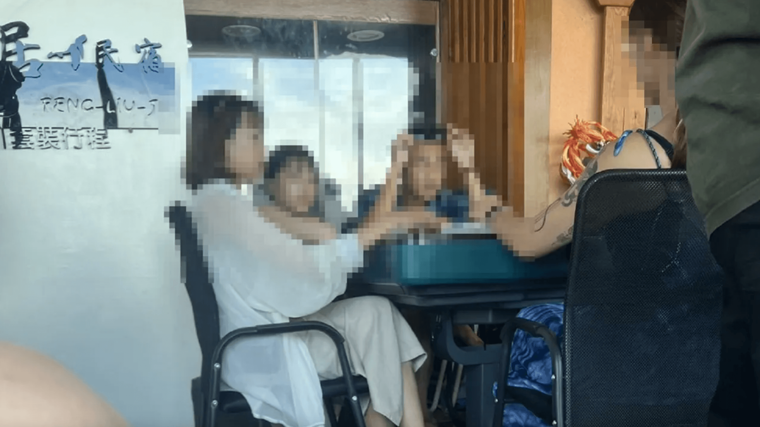 有小琉球民宿業者不顧旅客包棟,員工竟然瘋狂進出打麻將。(翻攝自「好想住飯店⭕好康.踩雷不藏私」臉書)