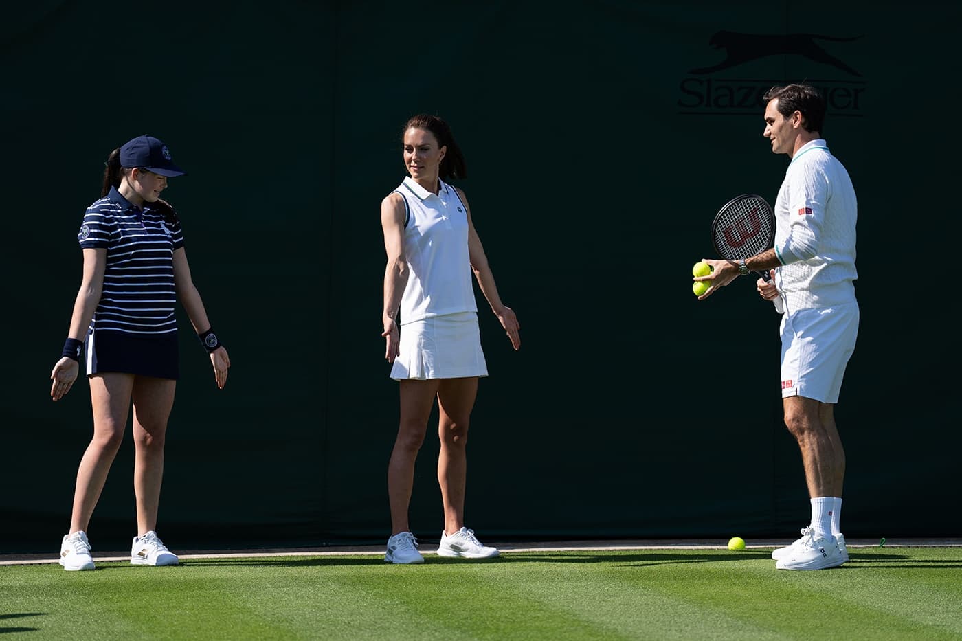 球童莫莉（左）教凱特王妃如何正確站位。（翻攝Wimbledon官網）