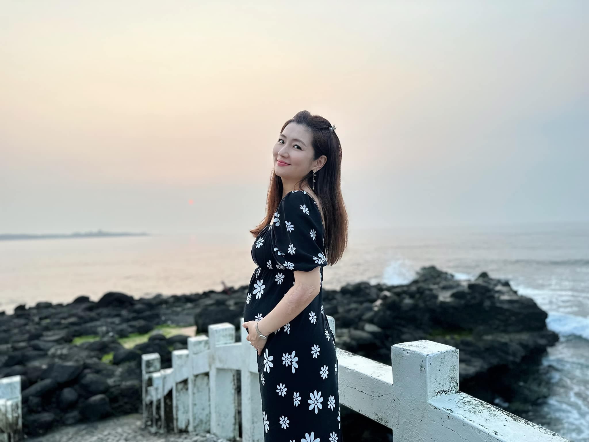 Selina跟圈外男友小徐穩定交往1年半,目前十分期待肚子裡寶寶來臨。(翻攝自Selina臉書)