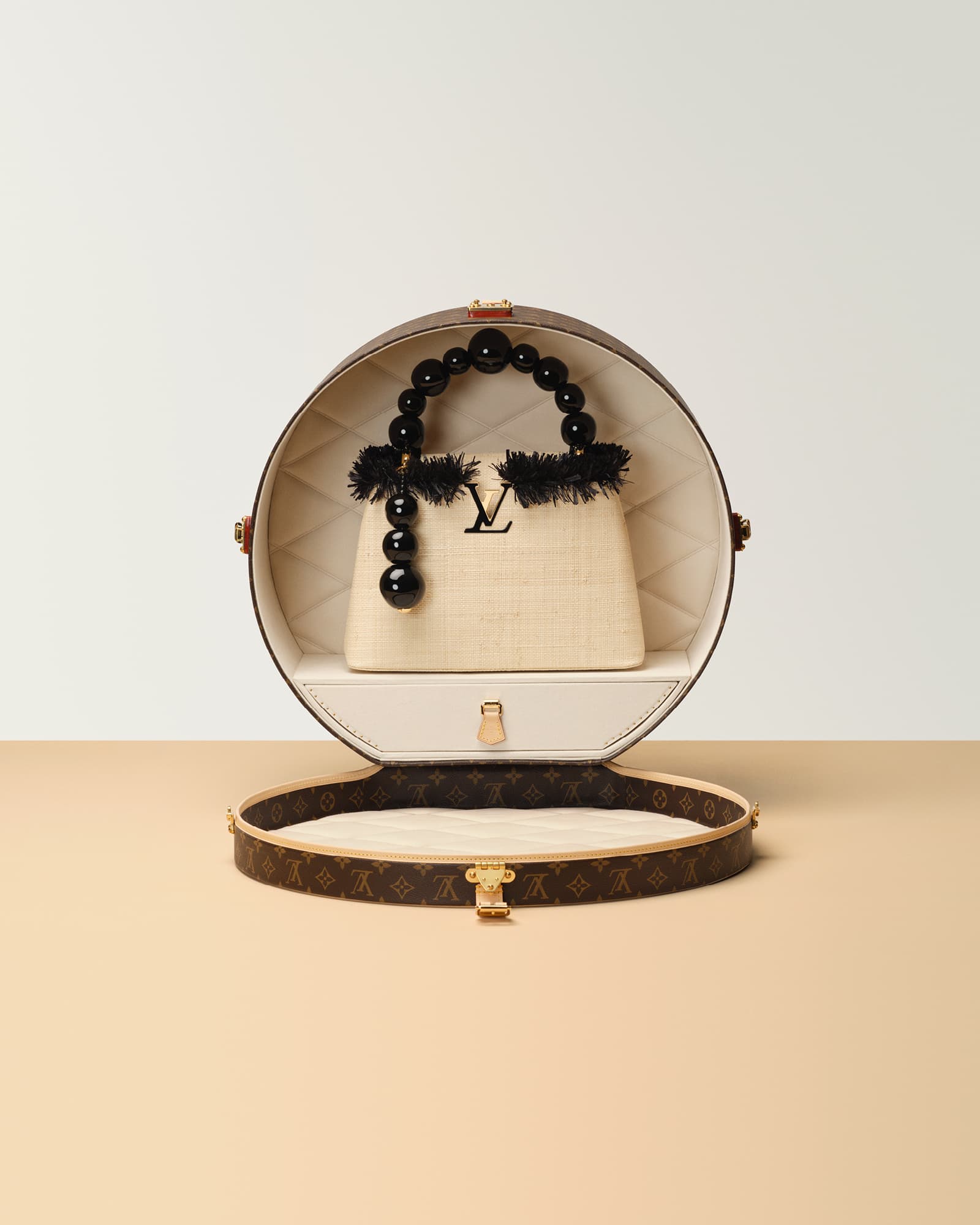 設計師設計的Artycapucines系列手袋,皆會裝在路易威登Monogram圖案的LOUIS VUITTON Boîte Chapeau帽箱中展出。(路易威登提供)
