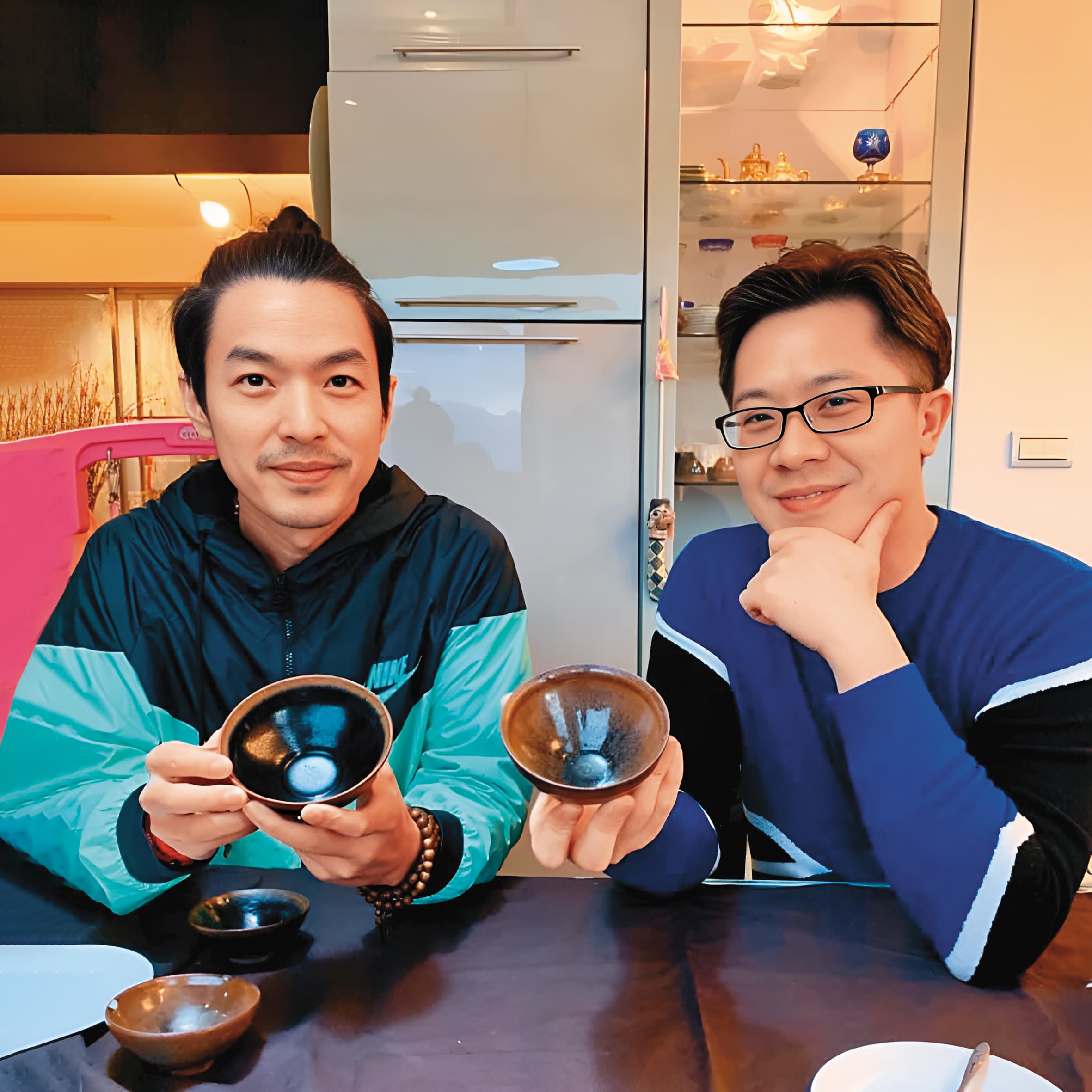 李威(左)現在改經營高級茶具和翡翠生意,據稱一組茶具可要價百萬元。(翻攝自張烜榮臉書)