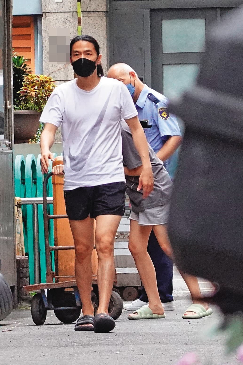 6月6日 14:19 將舊沙發放在社區角落後,李威又繼續上樓搬東西。