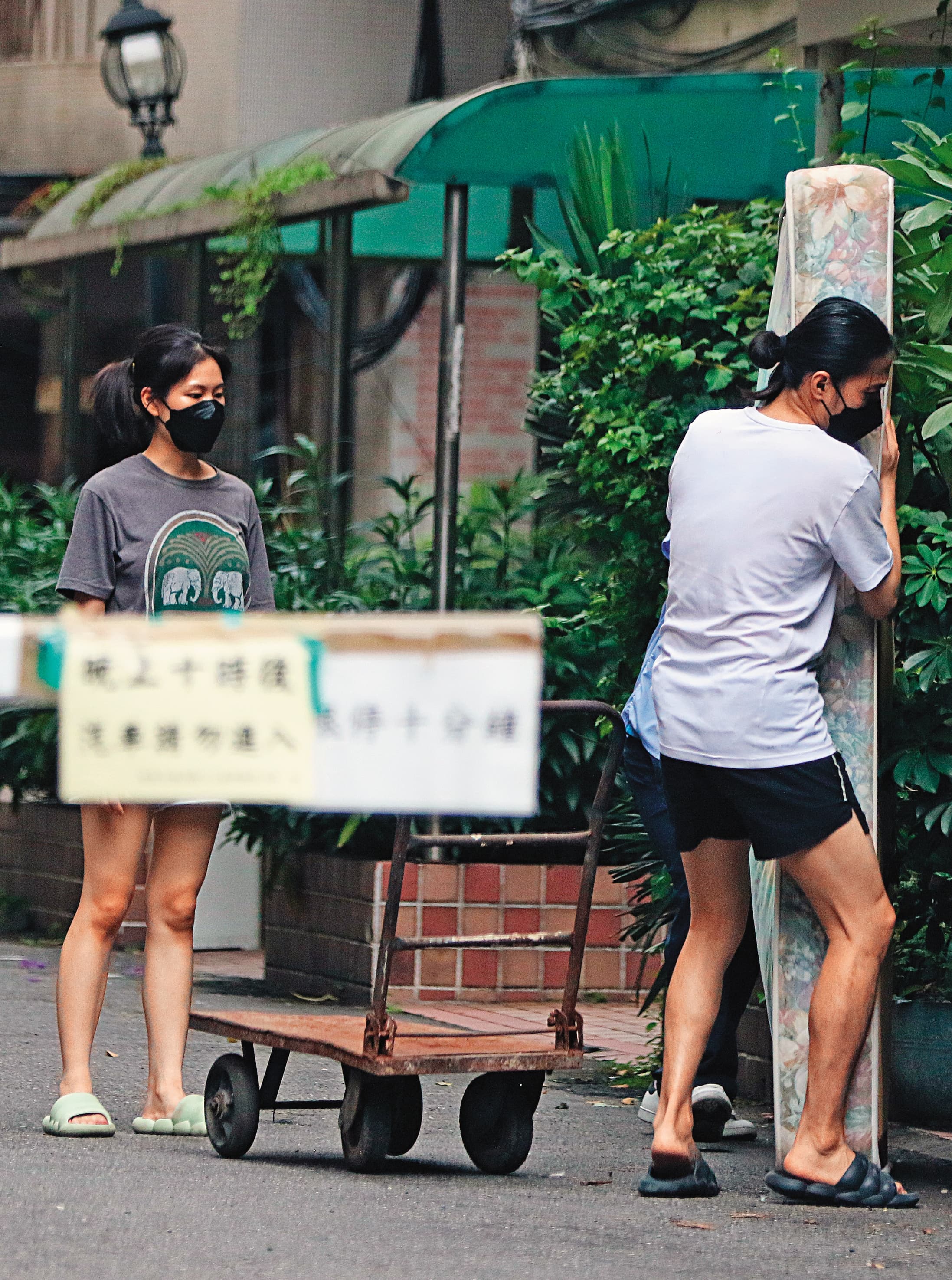 6月6日 15:27 李威將床墊立起來放好,他和女友都綁著馬尾頭長髮。
