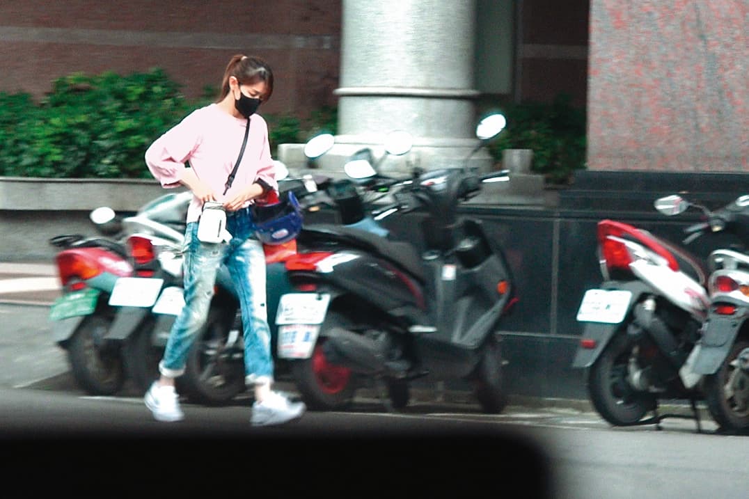 16：13 辦完離婚後返家沒多久，周幼婷再度外出準備接小孩，婚姻雖沒了，顧小孩的重任仍在肩頭。