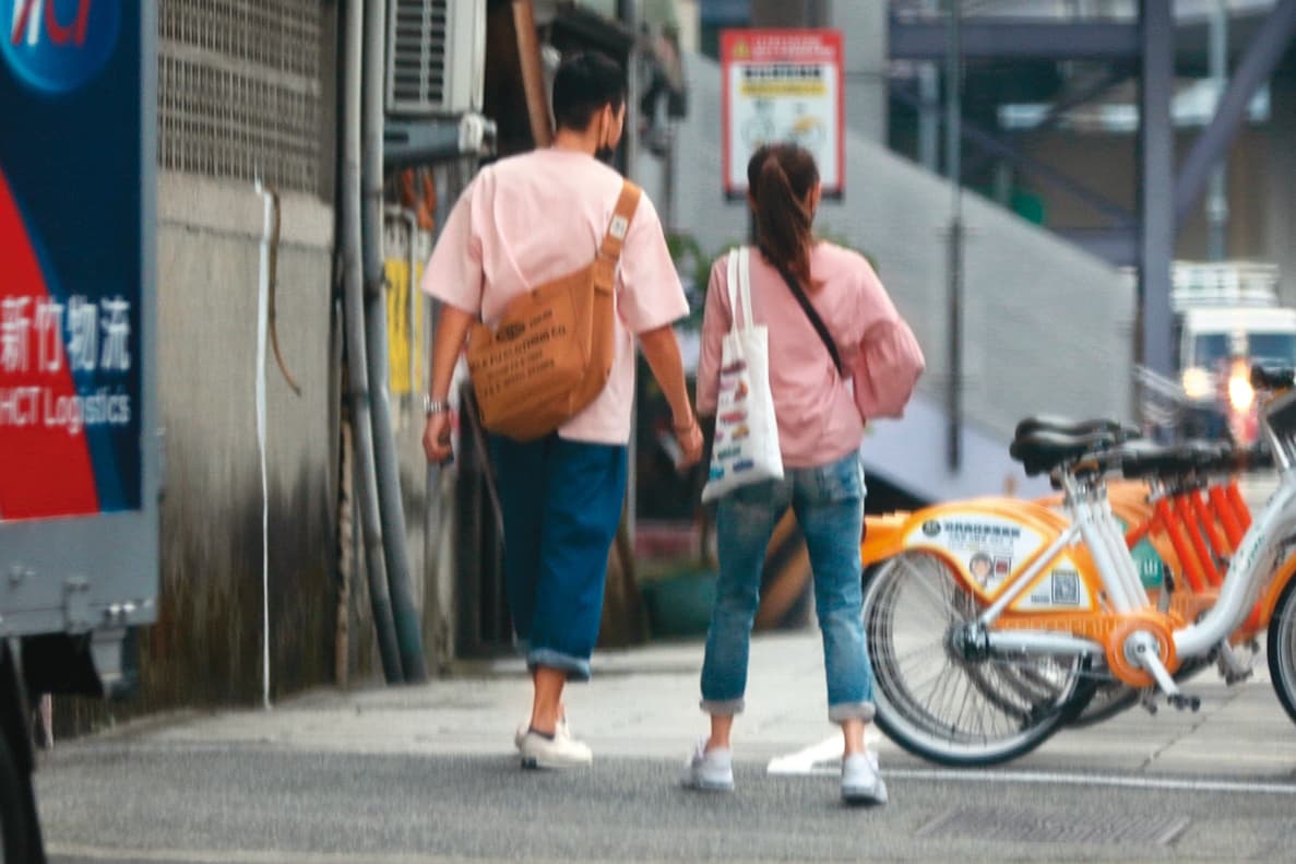 13：43 接著藍正龍（左）與周幼婷（右）碰面，準備租借U bike，互動彷彿只是恬淡而平靜的夫妻日常。