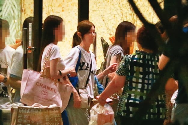 21：31 2個多小時後，周幼婷與家長群準備離去。當晚她與小孩沒再離開新莊，藍正龍則隻身待在永和，開始各過各的。