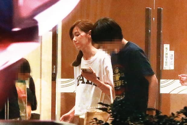19：03 晚間周幼婷加入一群爸媽的行列，看似參加新落腳處的社區活動。