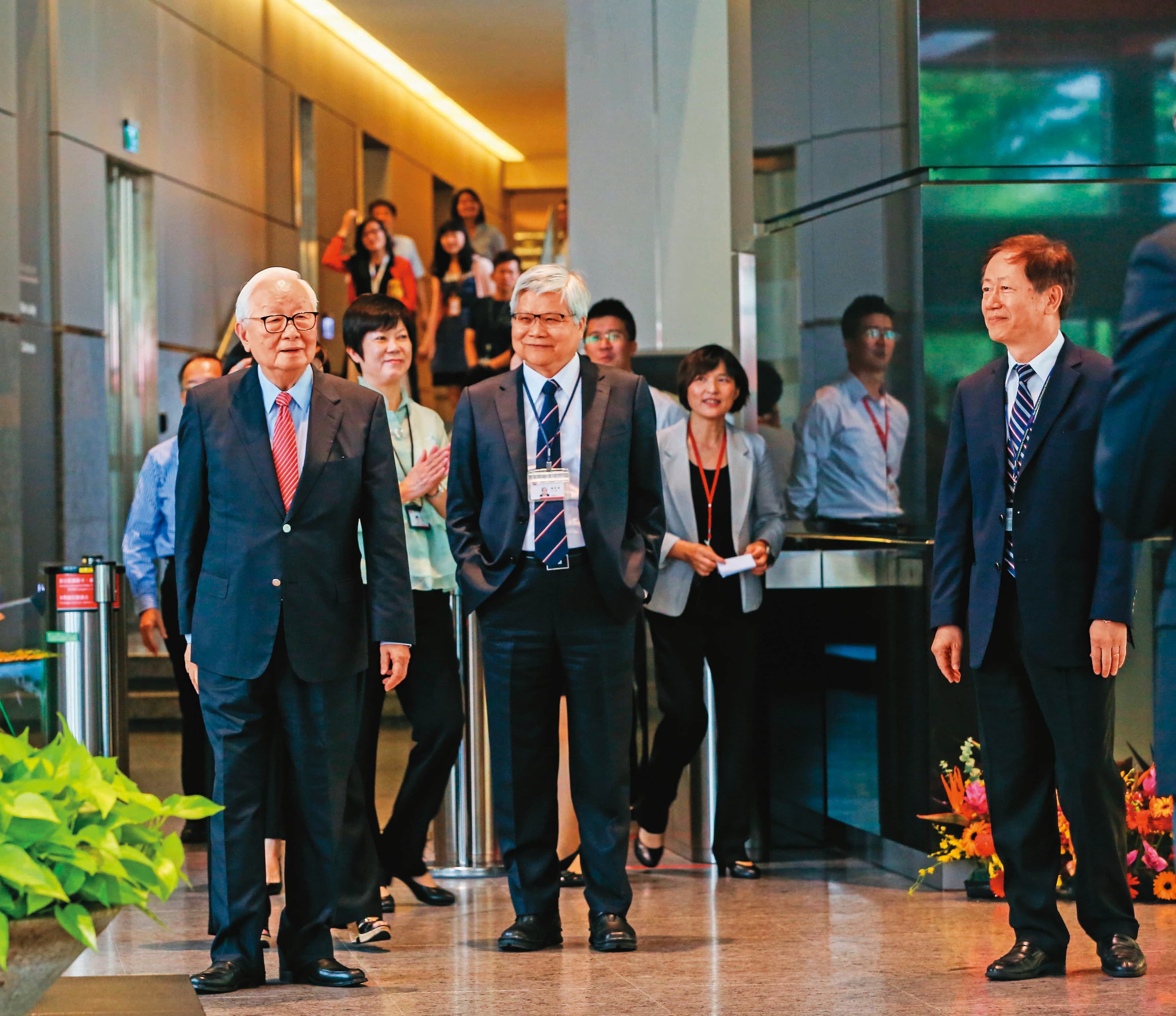 早在10年前張忠謀擔任董事長時期，台積電就建立大數據平台，採用人工智慧技術提高生產力、生產效率、彈性和品質，啟動智慧化工廠。