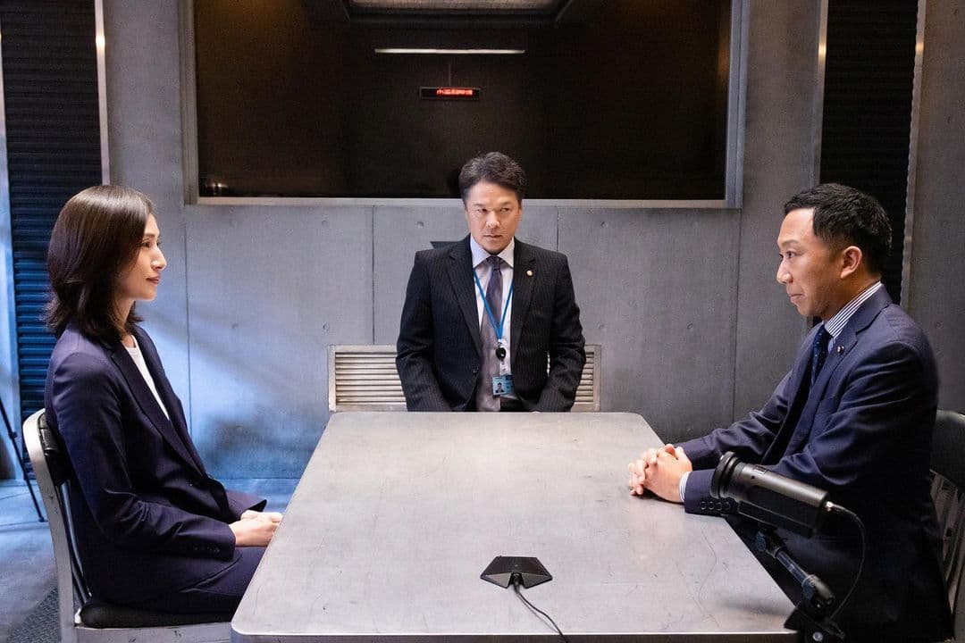 市川猿之助(右)在天海祐希(左)主演的電影《女王偵訊室 THE FINAL》中飾演日本首相。(翻攝自《女王偵訊室 THE FINAL》Instagram)
