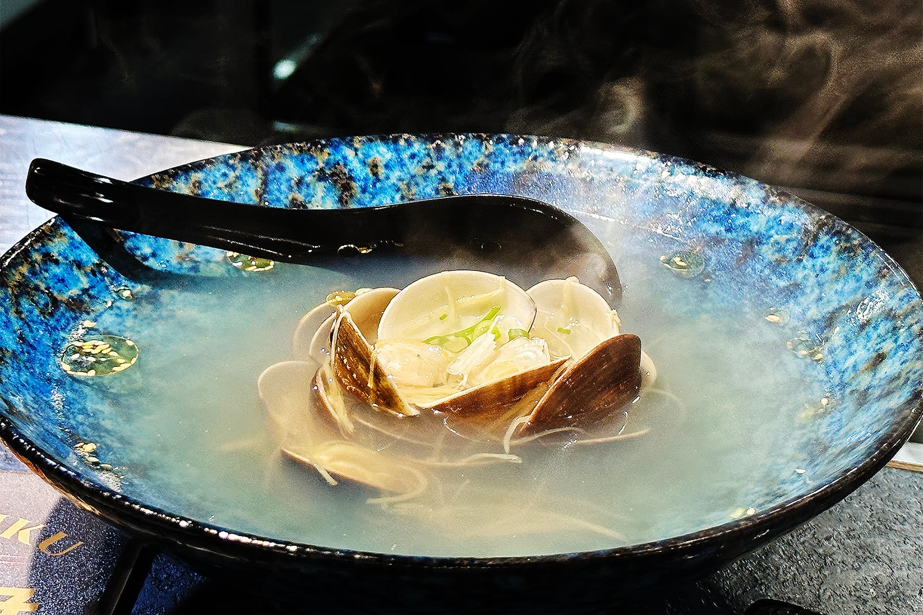 「鮮美蛤蜊湯」是燒肉店常見的經典湯品,尤其在暢飲啤酒過後,很適合拿來暖胃。(150元/碗)