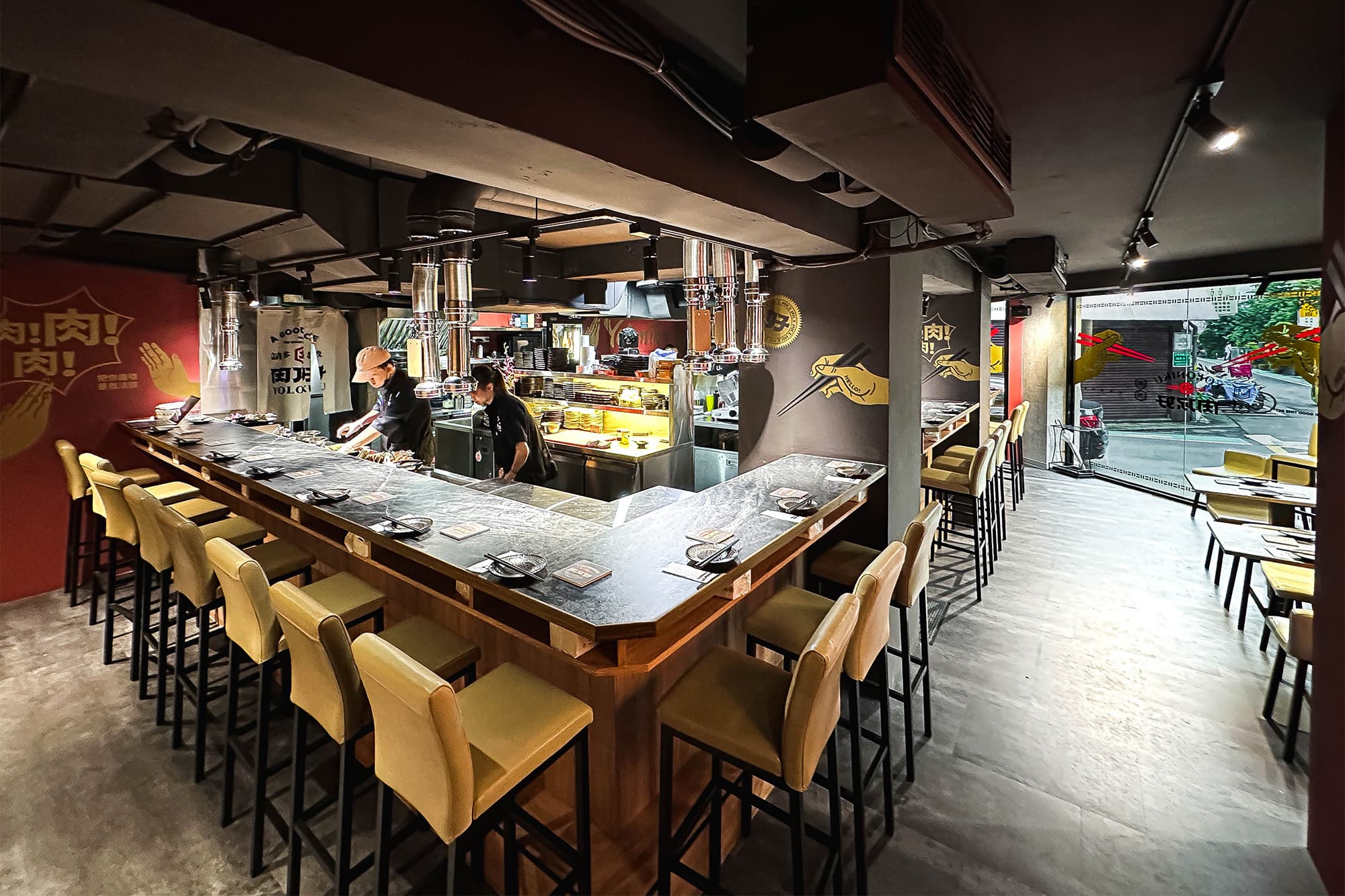 中島型吧檯設計,方便店員即時將食材送出來進行桌邊服務;抽風上也做了特殊處理,大為降低油煙味殘留。(肉你好燒肉提供)