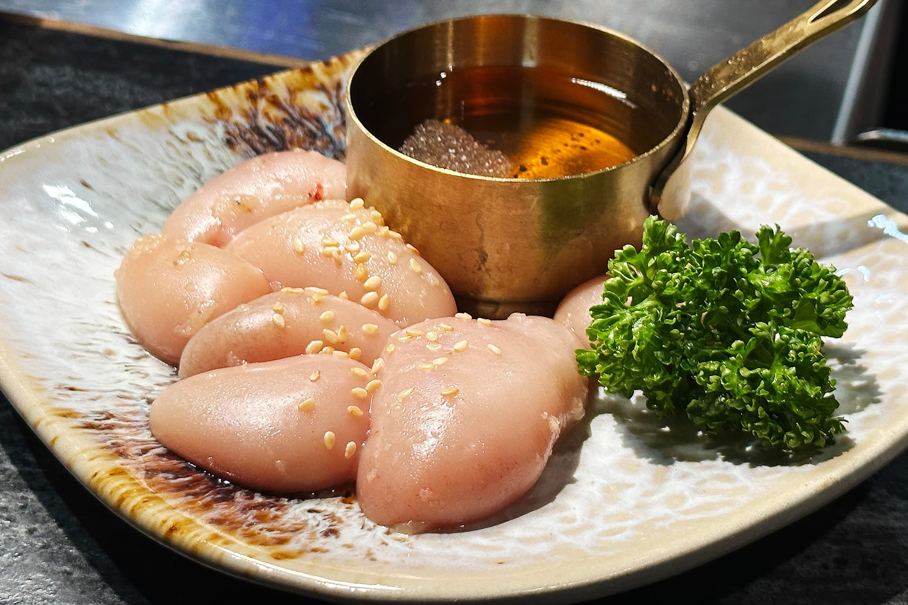 喜歡內臟類下酒菜的人,可別錯過這道口感飽滿軟嫩的「白麻油蛋蛋」。(320元/份)