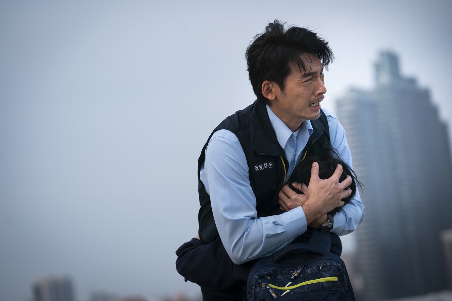 港口這場戲擁著童星陳少卉大哭,搭配海風、海景,令温昇豪印象超深刻。(采昌提供)