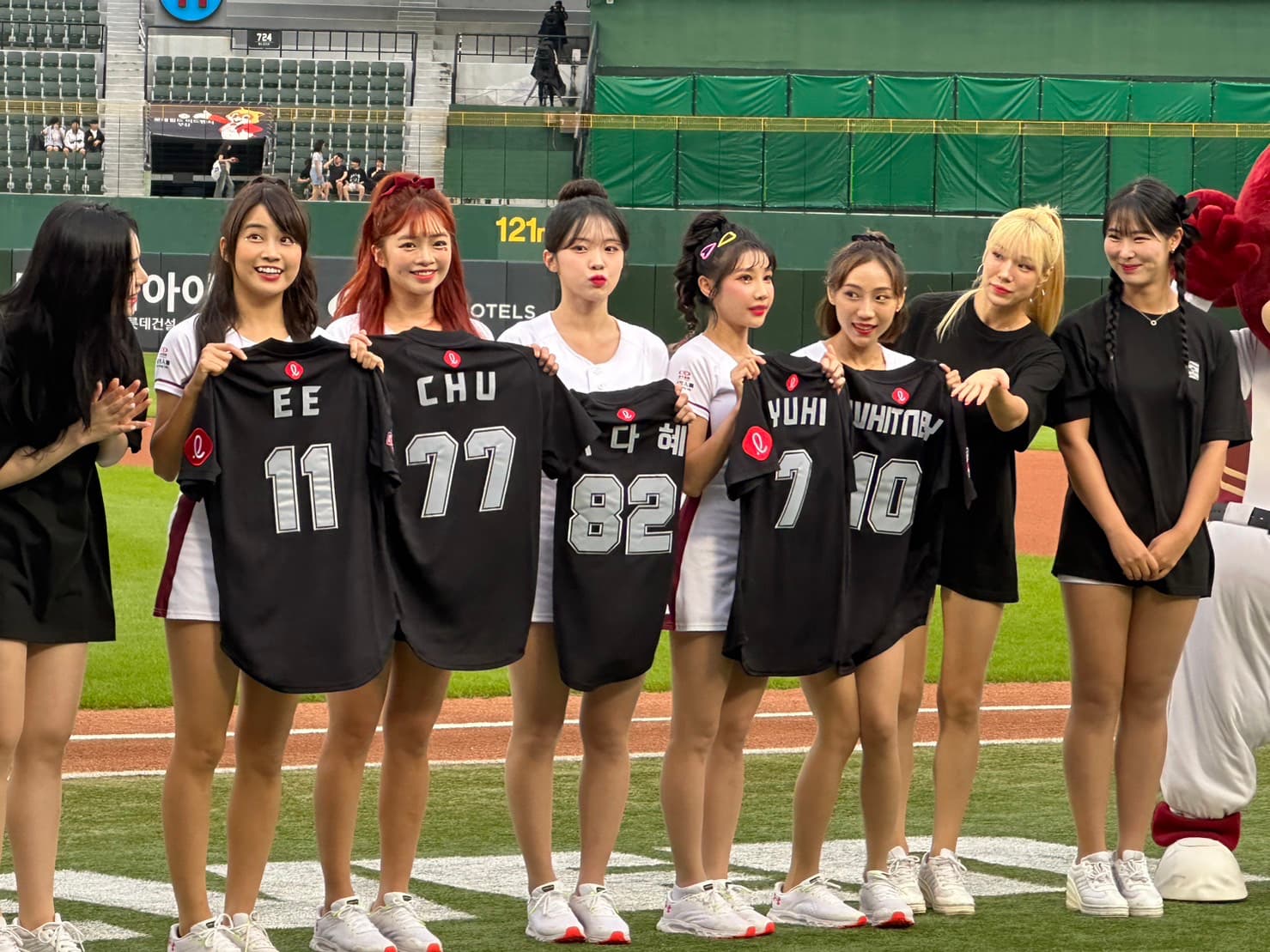 LOTTE GIRLS贈送球衣給樂天女孩。(樂天桃猿球團提供)