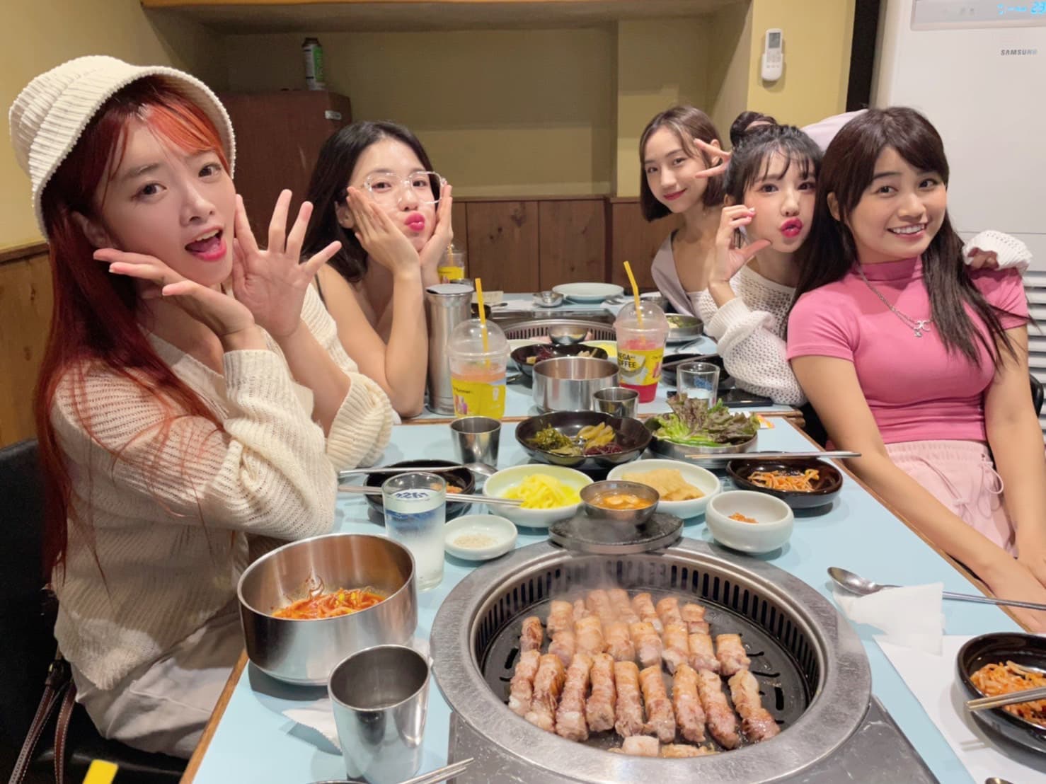 李多慧盡地主之誼,帶樂天女孩吃道地韓國燒肉。(樂天桃猿球團提供)