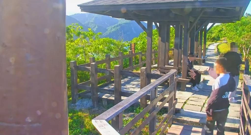 大石鼻山步道的監視鏡頭遭人擅自移動,甚至被拿來當成「合照」工具。(翻攝自【Nga'ayho】你好,東海岸臉書粉專)