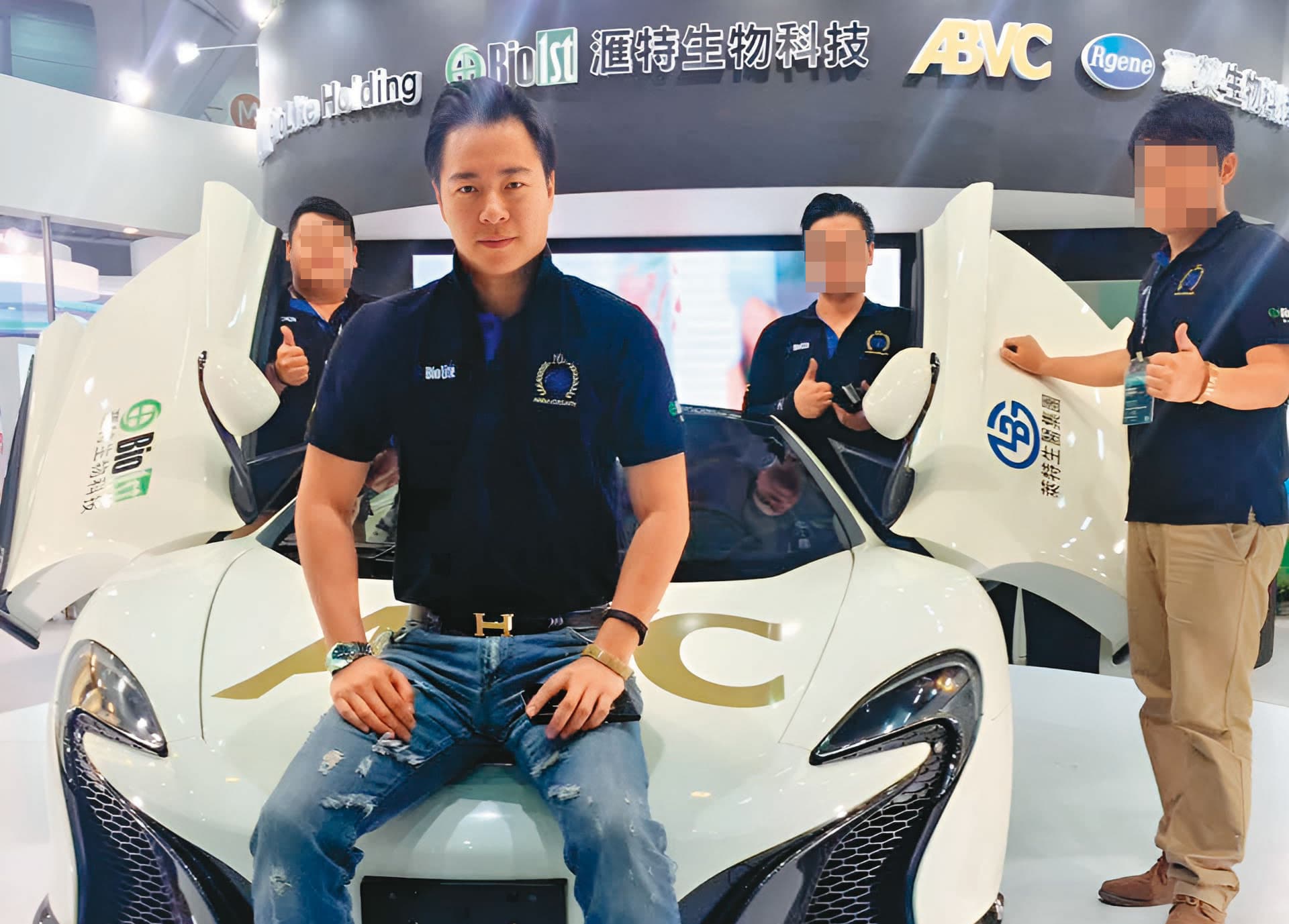2016年江以進（前）包下生技展16個攤位，找來車模大秀要價千萬元的限量跑車，讓當年度生技主題完全失焦。（翻攝臉書）
