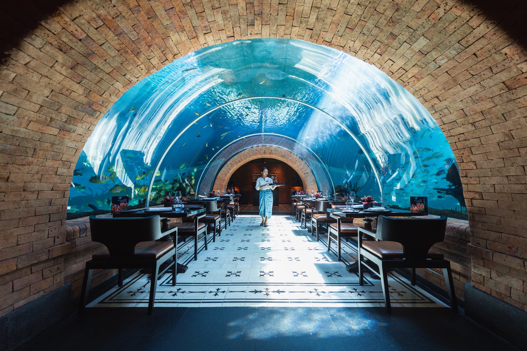 水族館才能看見的海底隧道,凱賓斯基酒店也把它搬進來。