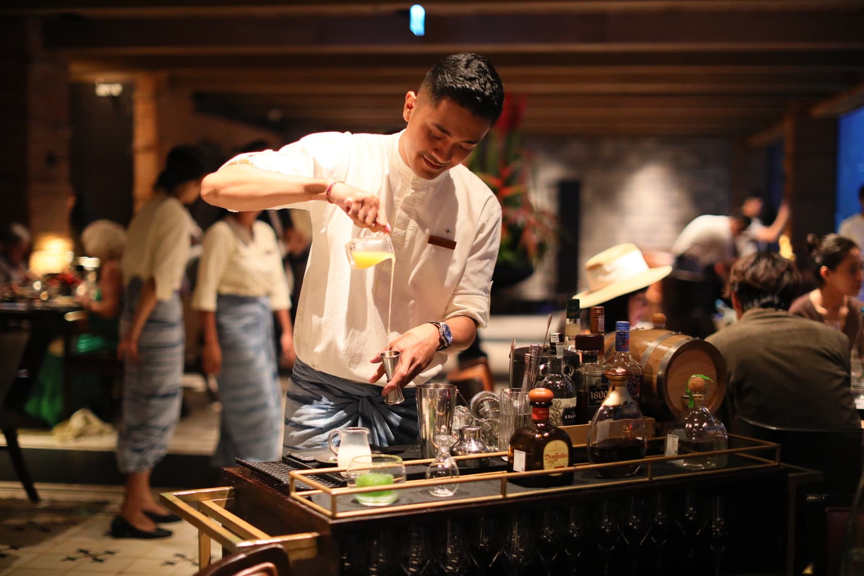 若點飲料或調酒,調酒師會推車前來「桌邊服務」。