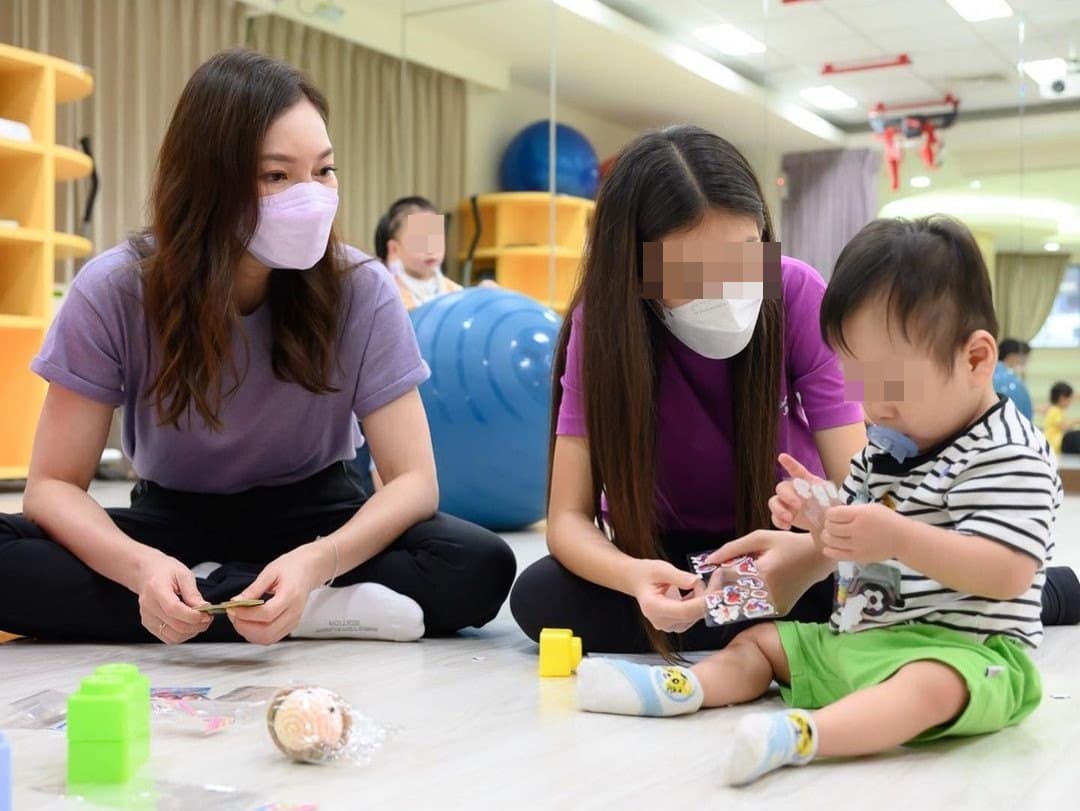 曾馨瑩(左起)帶著大女兒妞妞(中)到早產兒基金會做公益。(翻攝曾馨瑩IG)